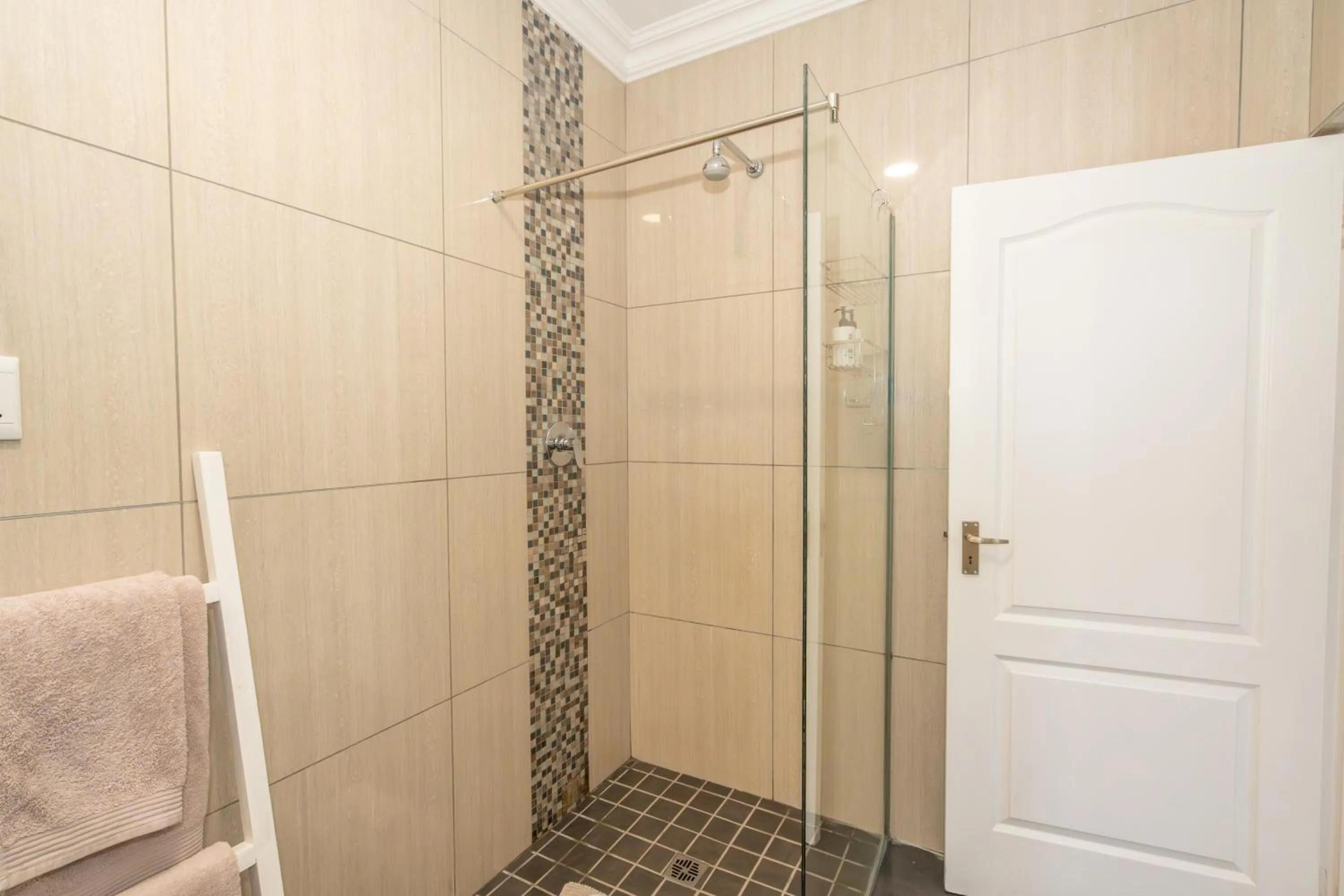Shower in 2 On Lismore Guesthouse