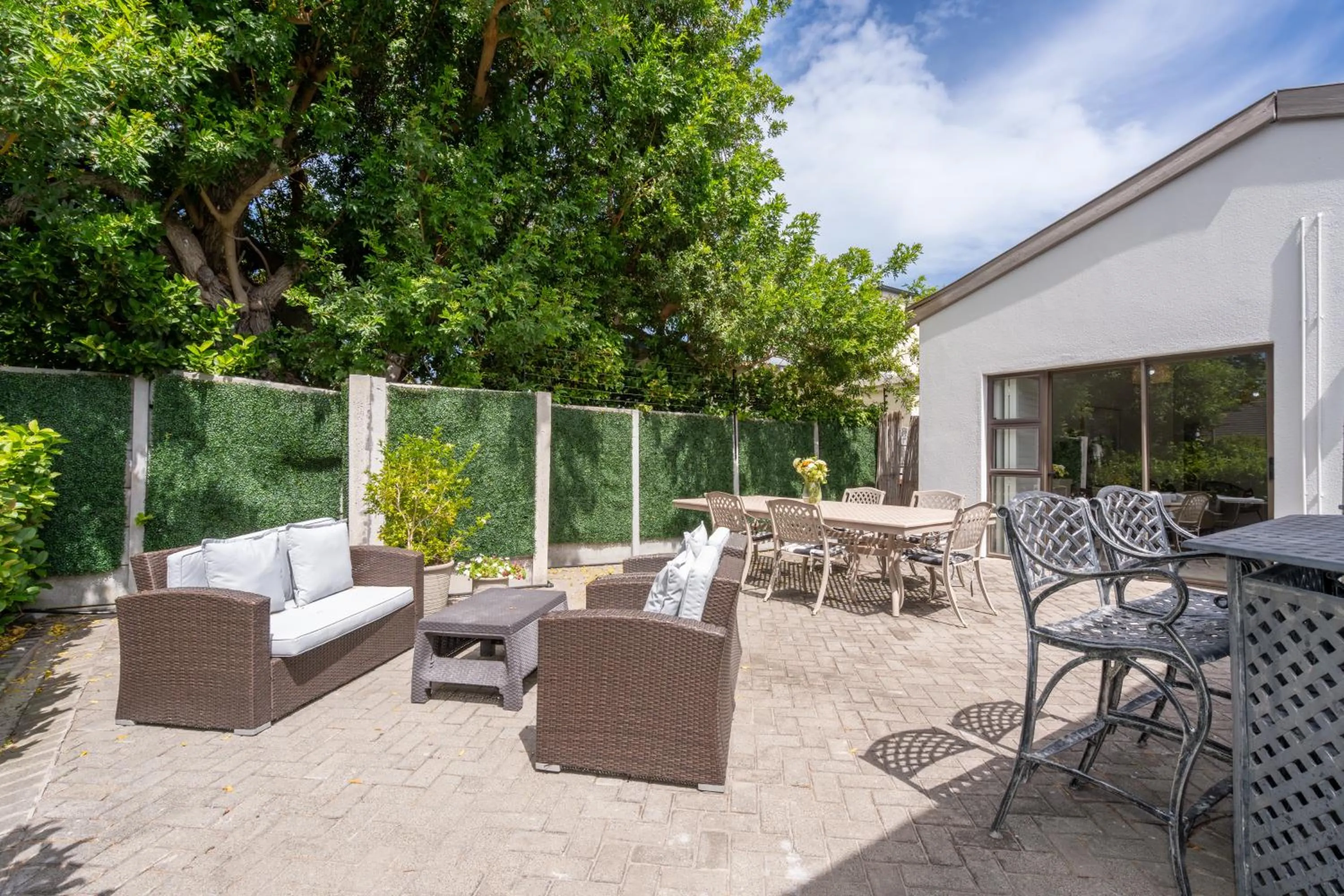 Garden in 2 On Lismore Guesthouse