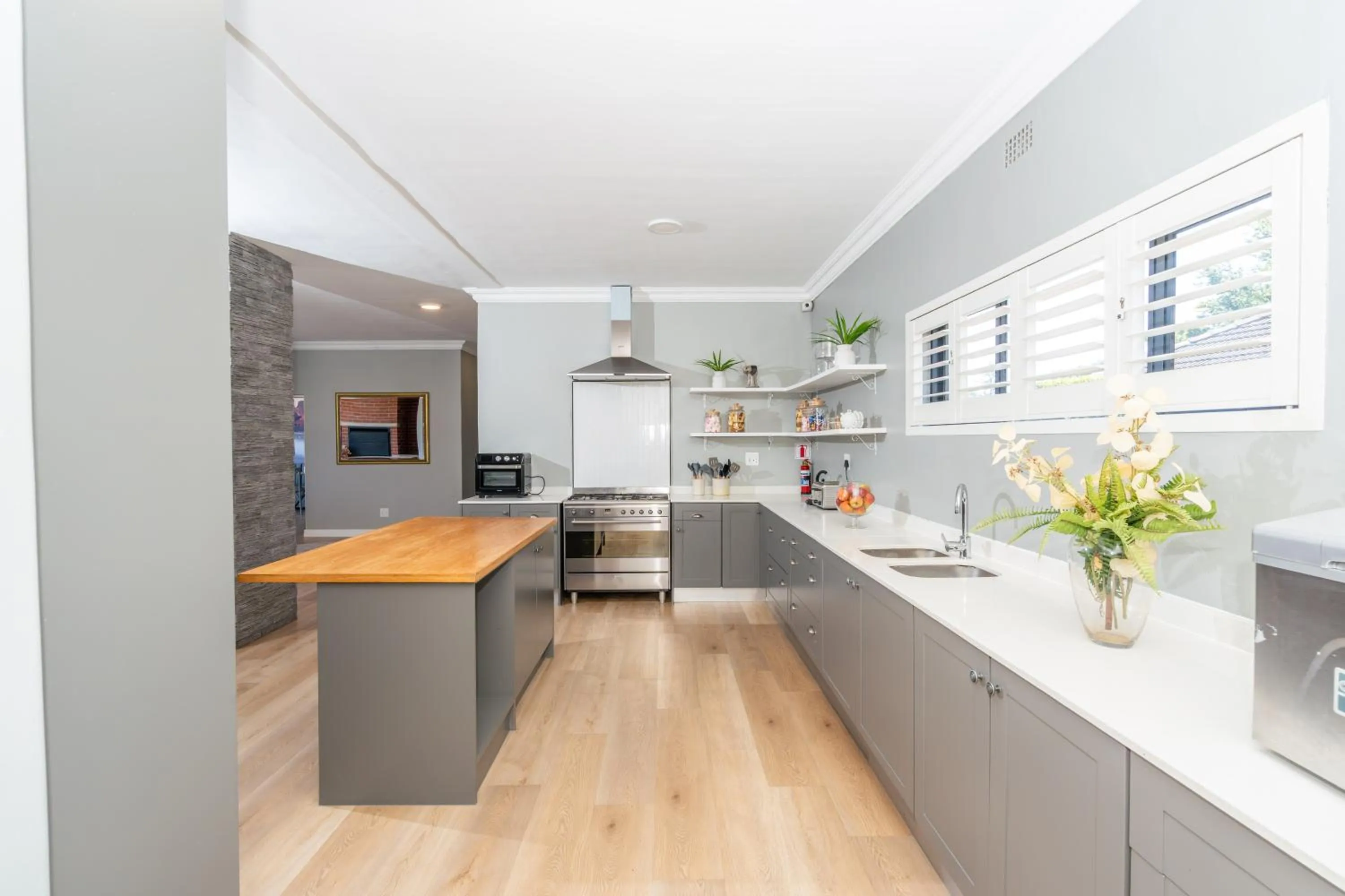 Communal kitchen in 2 On Lismore Guesthouse