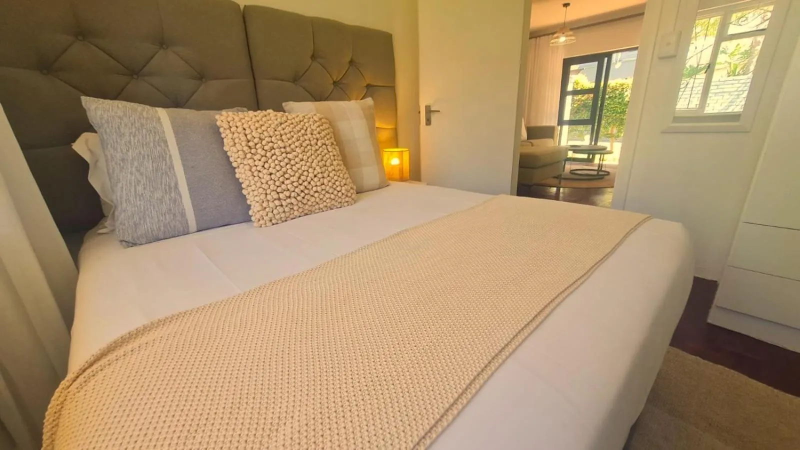 Apartment with Pool View  in 2 On Lismore Guesthouse