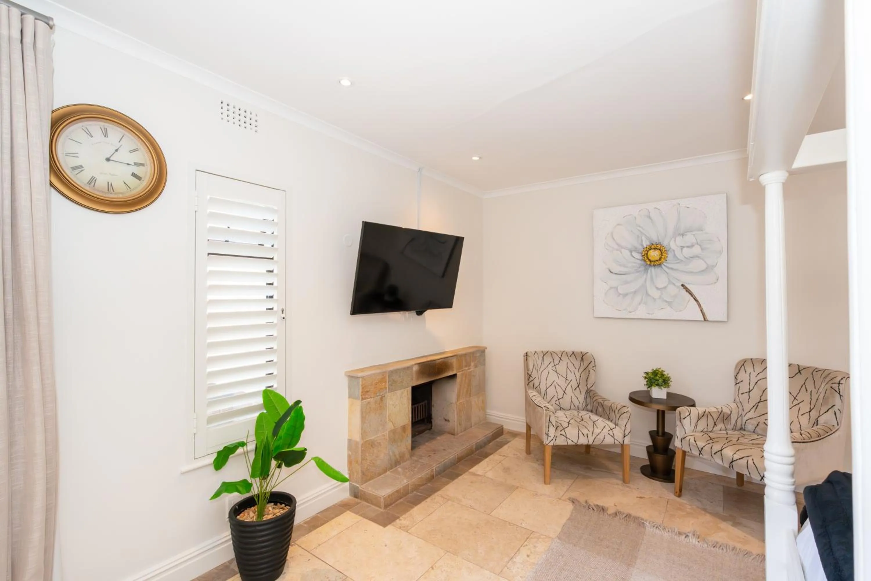 TV and multimedia in 2 On Lismore Guesthouse