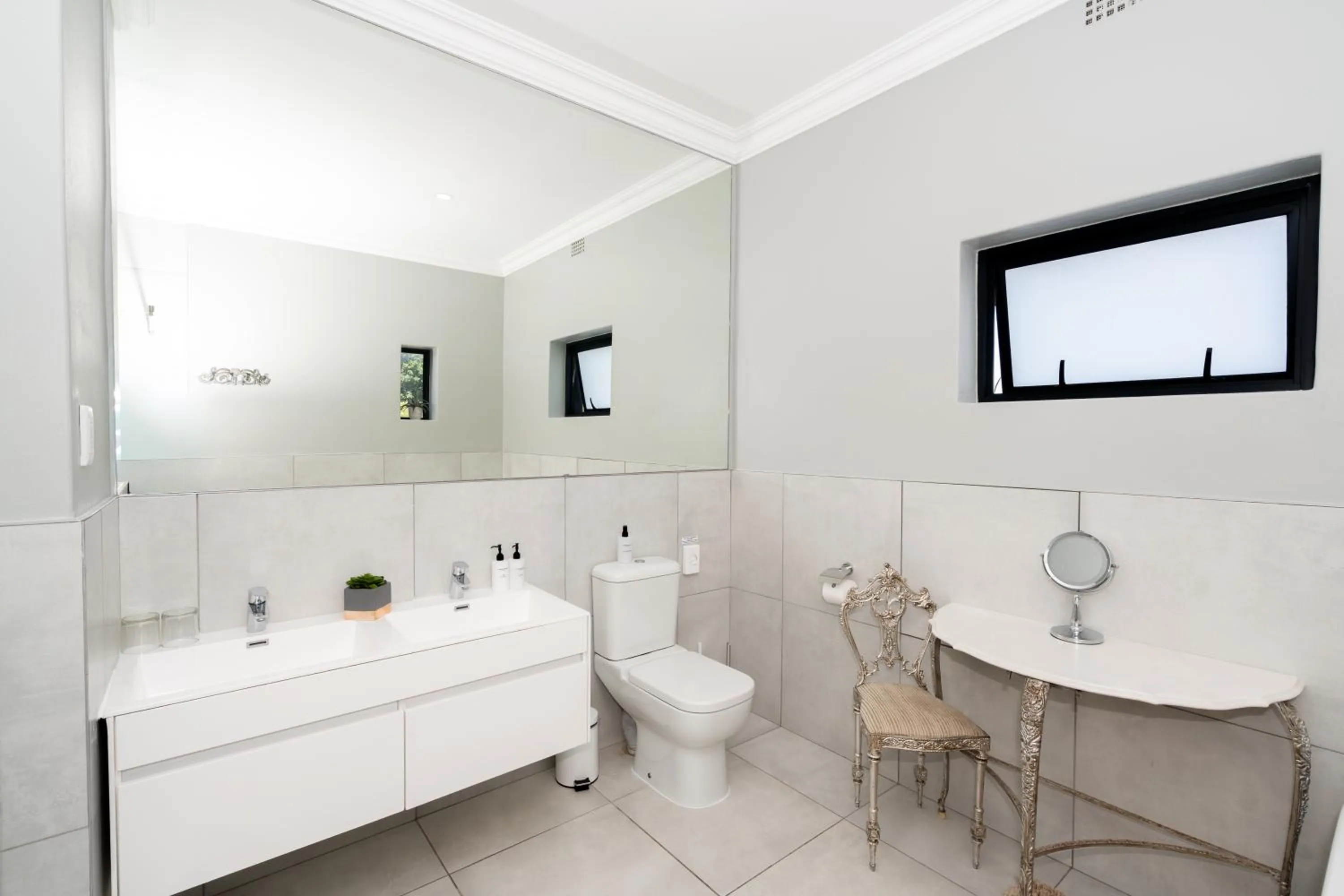 Toilet in 2 On Lismore Guesthouse