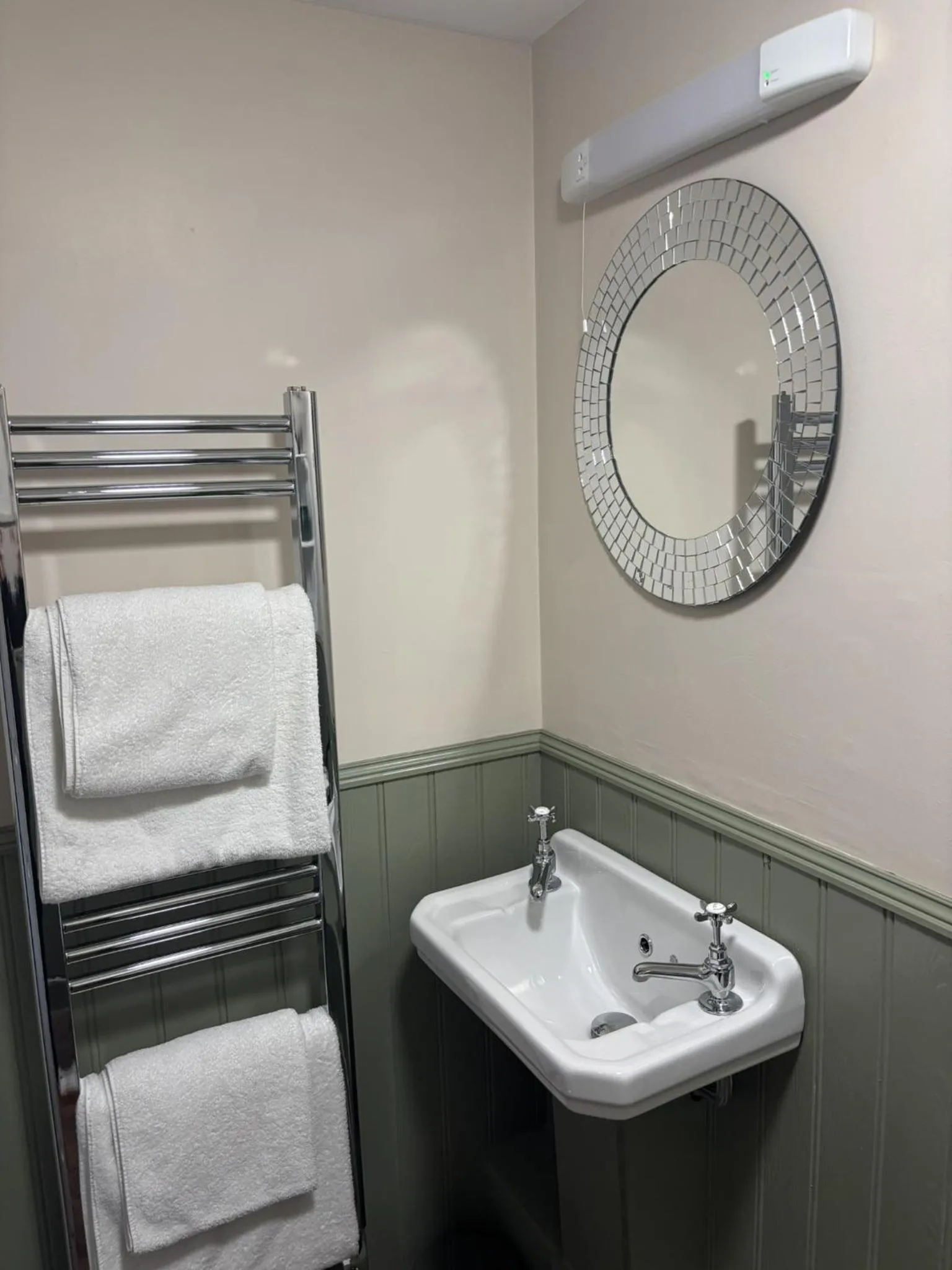 Bathroom in The Three Cups Inn