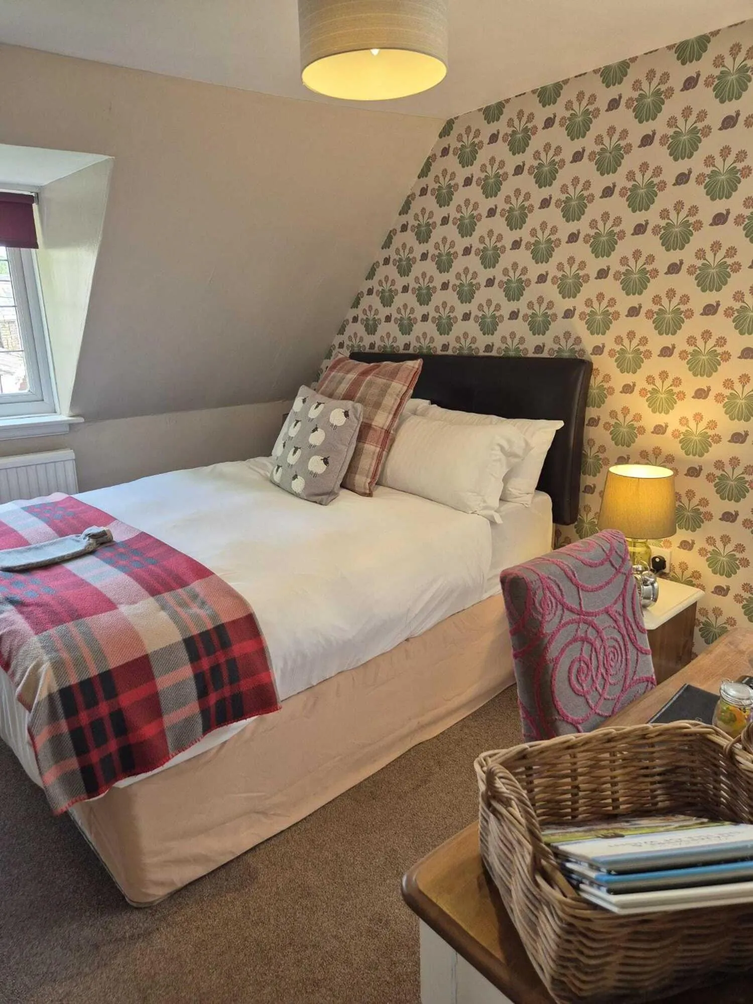 Bathroom, Bed in The Three Cups Inn