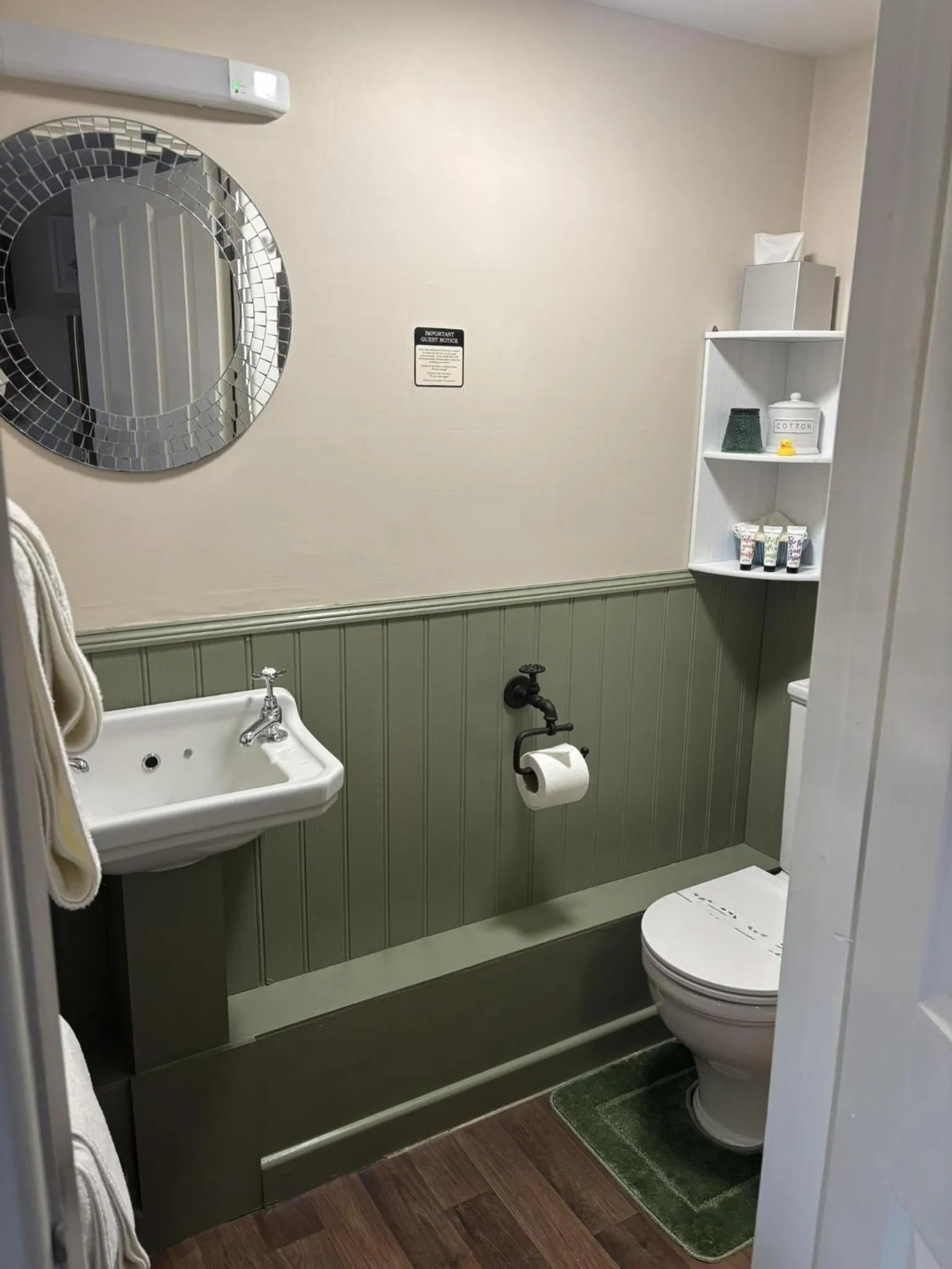 Bathroom in The Three Cups Inn