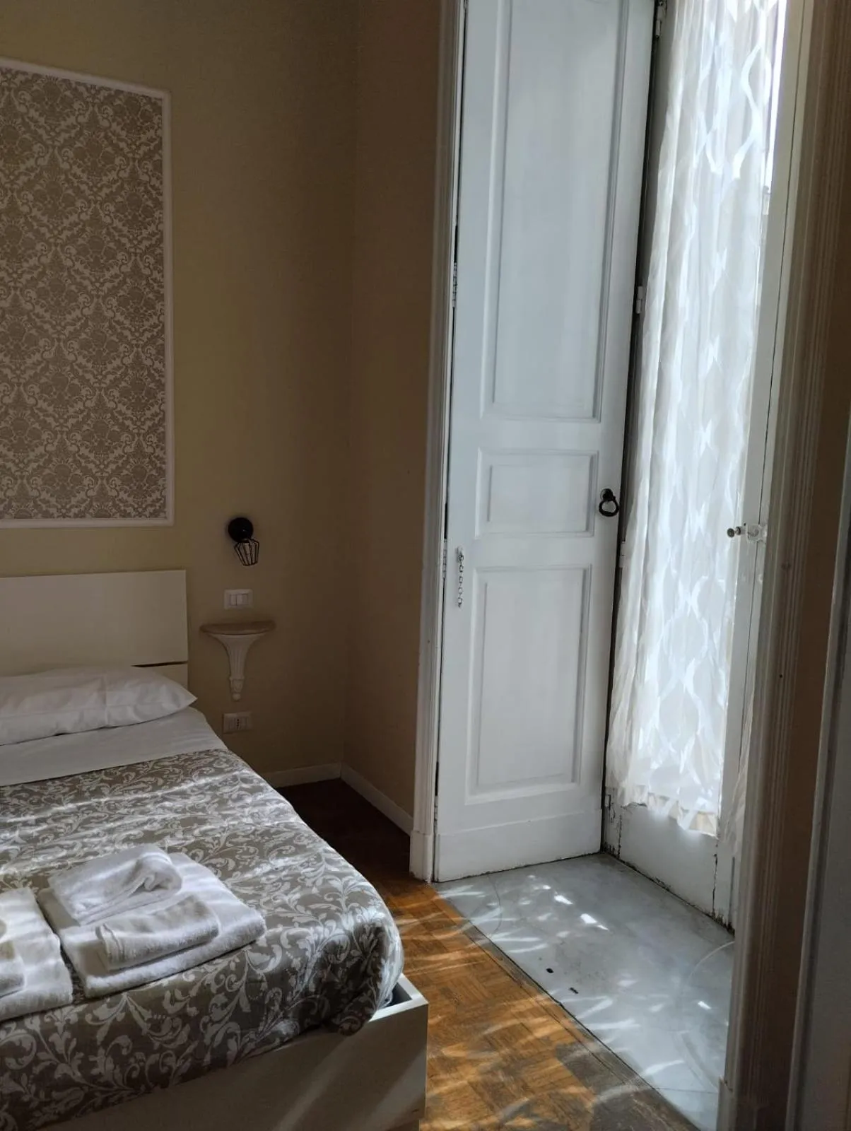 Balcony/Terrace, Bed in Amedeo Square