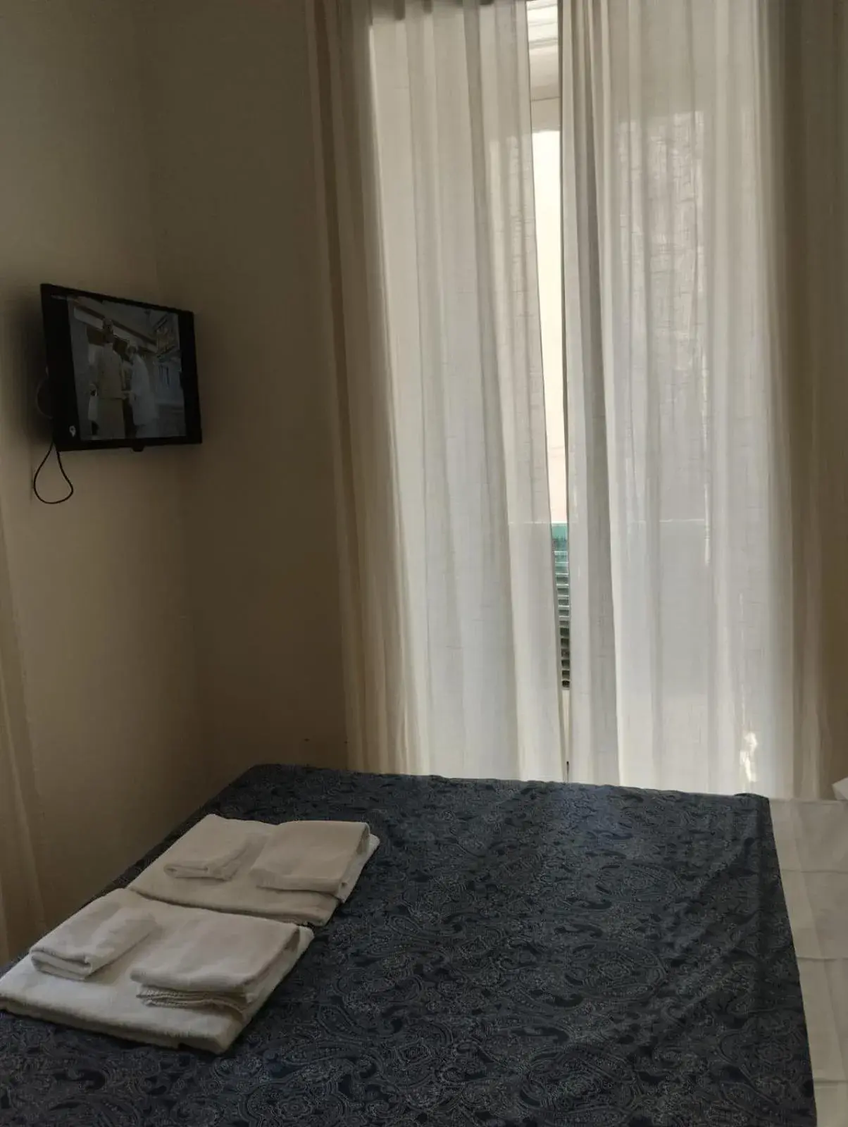 Bed in Amedeo Square Bed in Amedeo Square