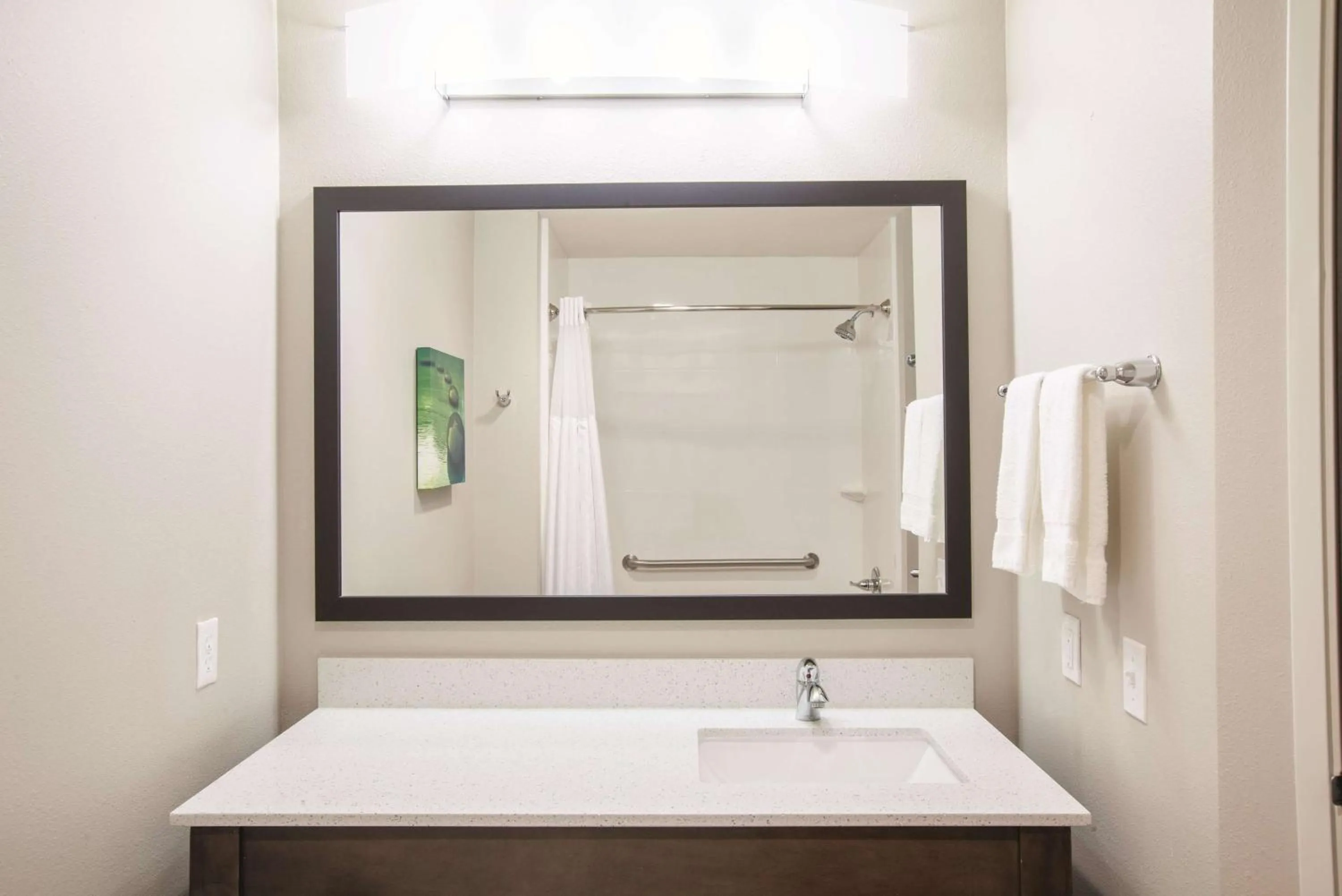 Photo of the whole room in La Quinta by Wyndham Tulsa Broken Arrow