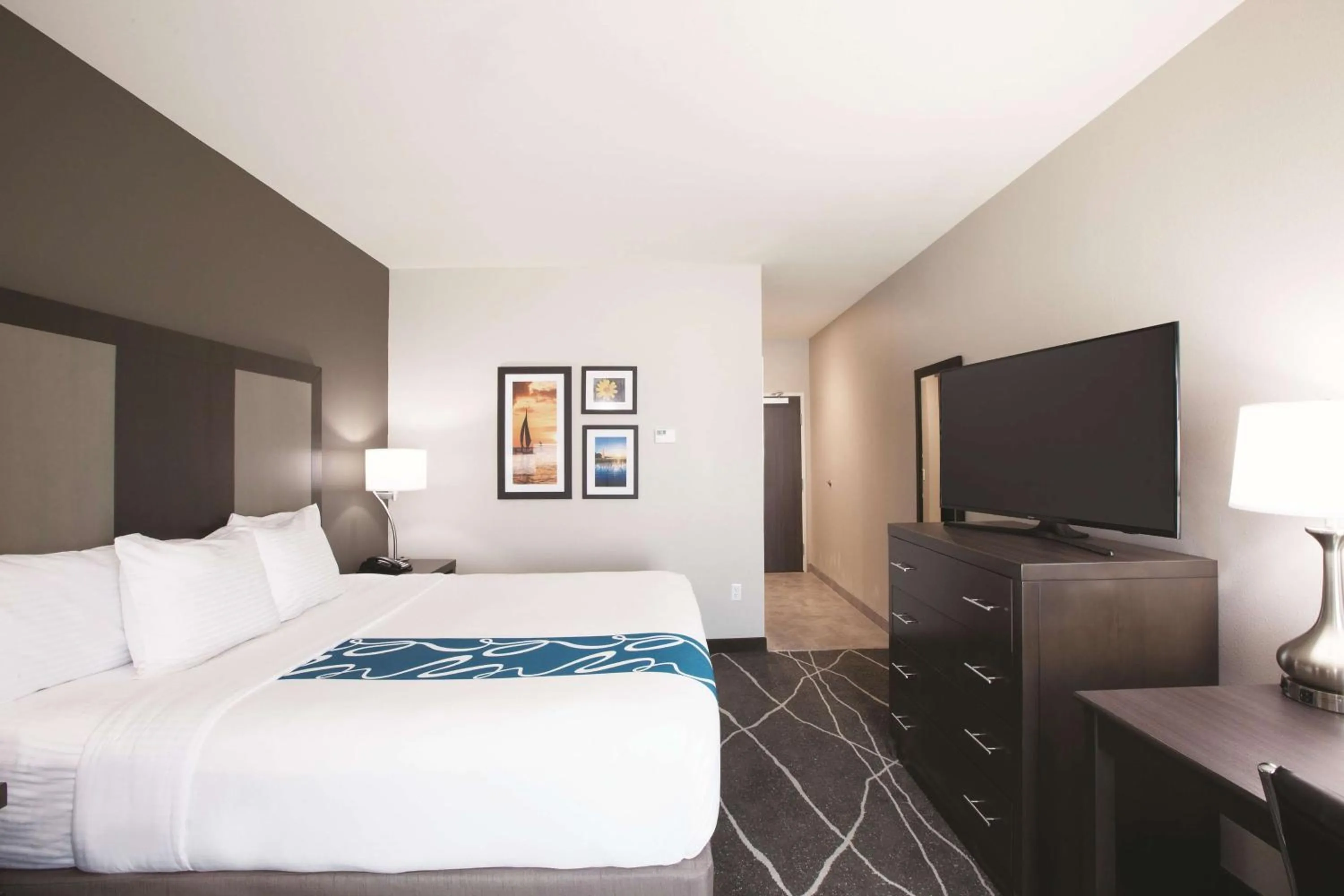 Photo of the whole room, Bed in La Quinta by Wyndham Tulsa Broken Arrow