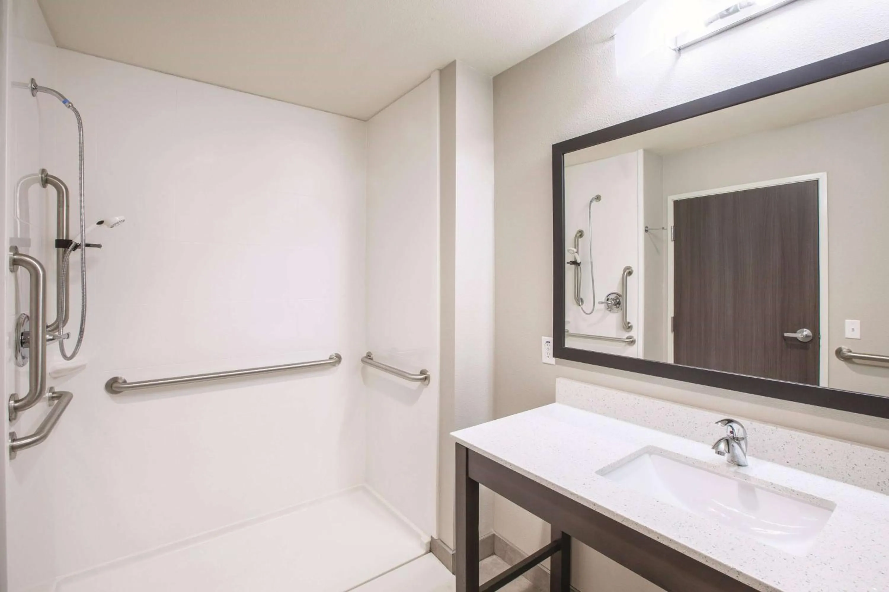 Photo of the whole room in La Quinta by Wyndham Tulsa Broken Arrow