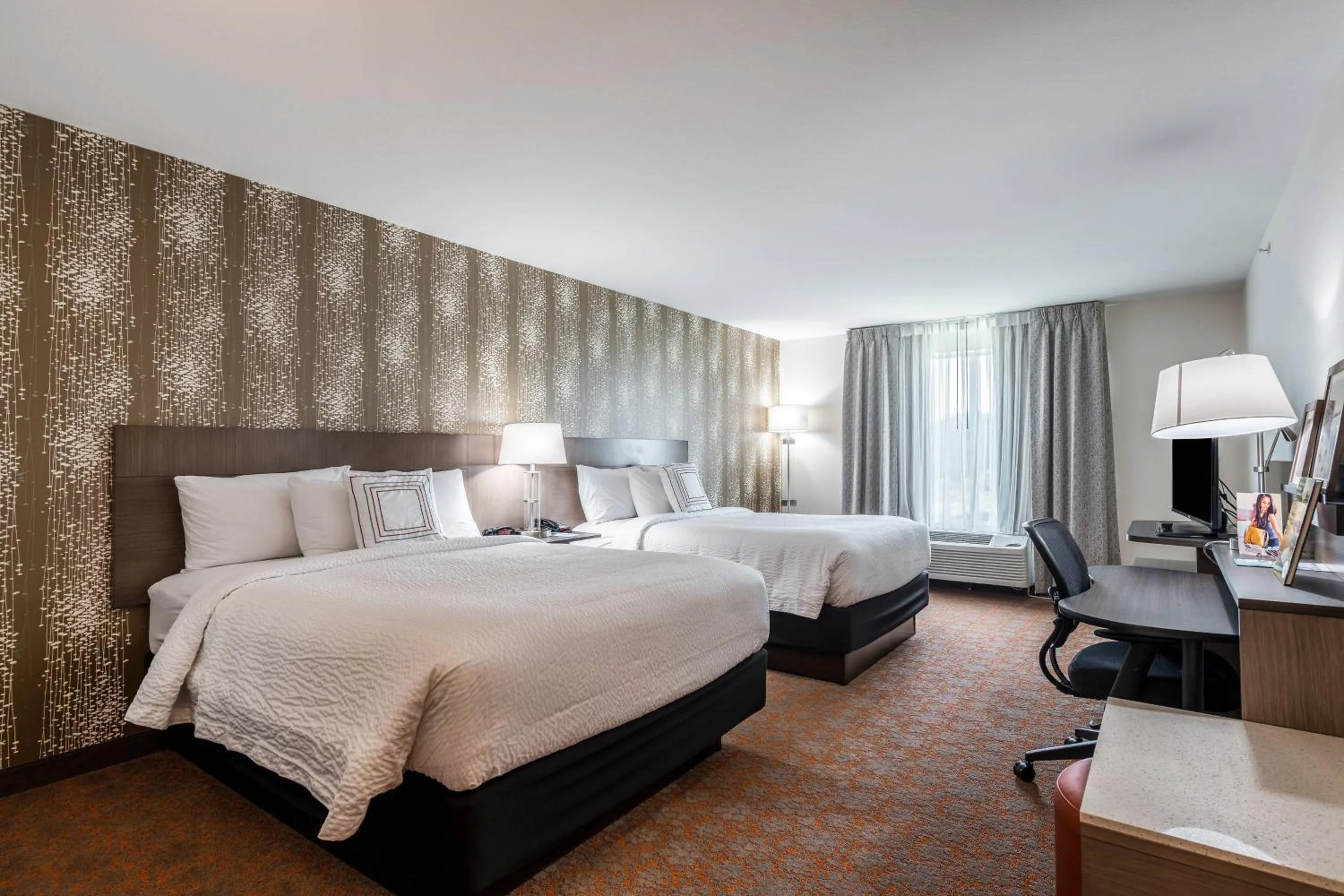 Photo of the whole room, Bed in Fairfield Inn & Suites by Marriott St. Joseph Stevensville