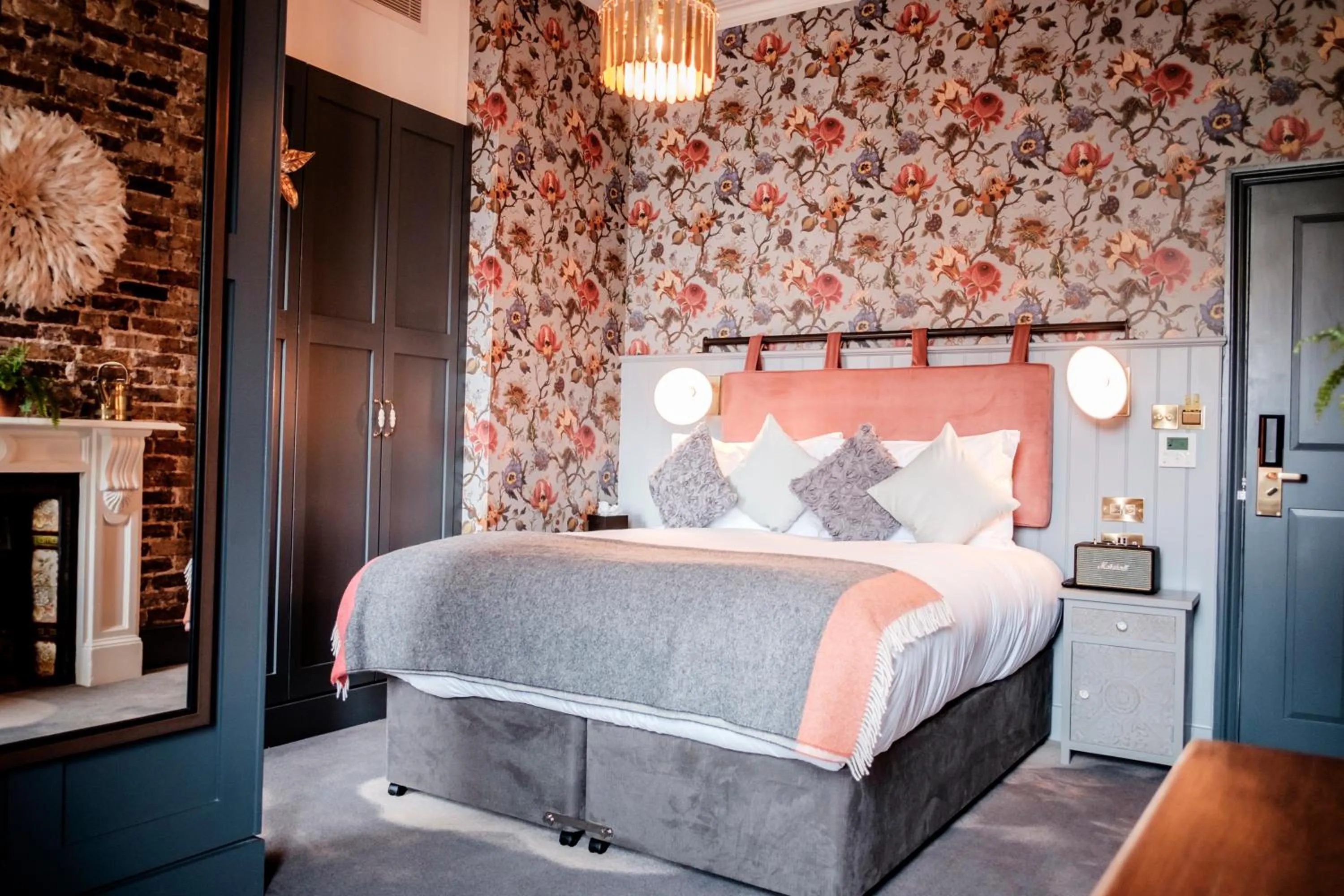 Photo of the whole room, Bed in Half Moon