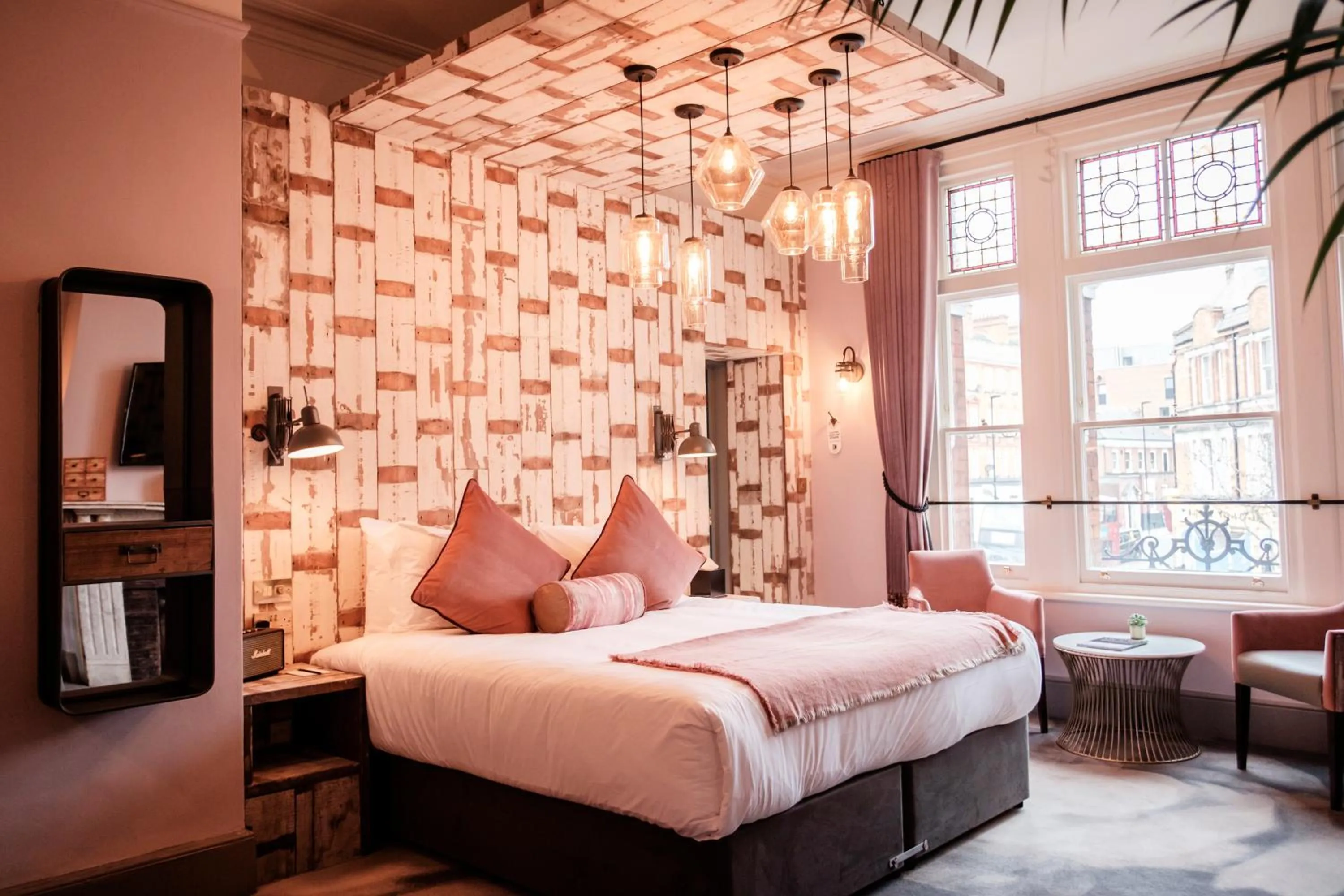 Photo of the whole room, Bed in Half Moon