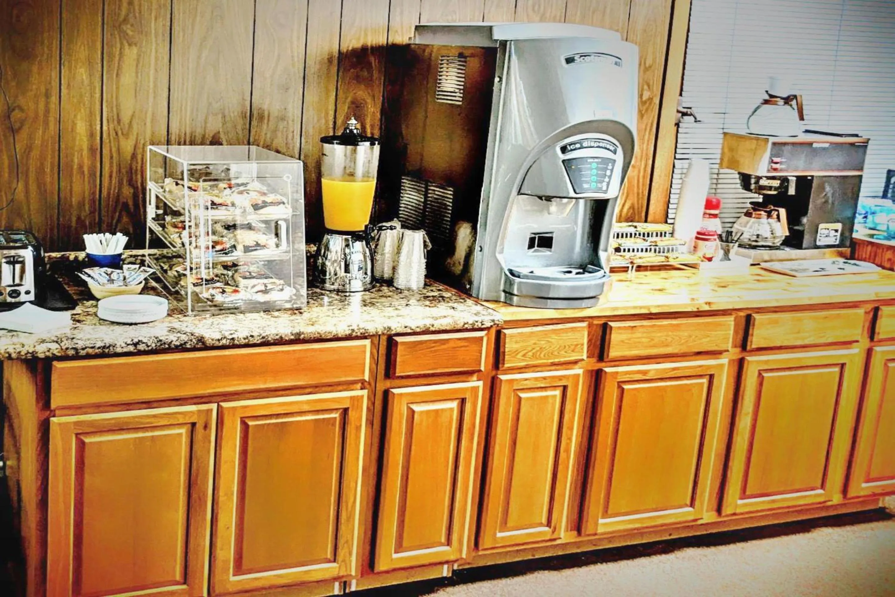 Dining area in Love Hotels Voyageur by OYO at International Falls MN