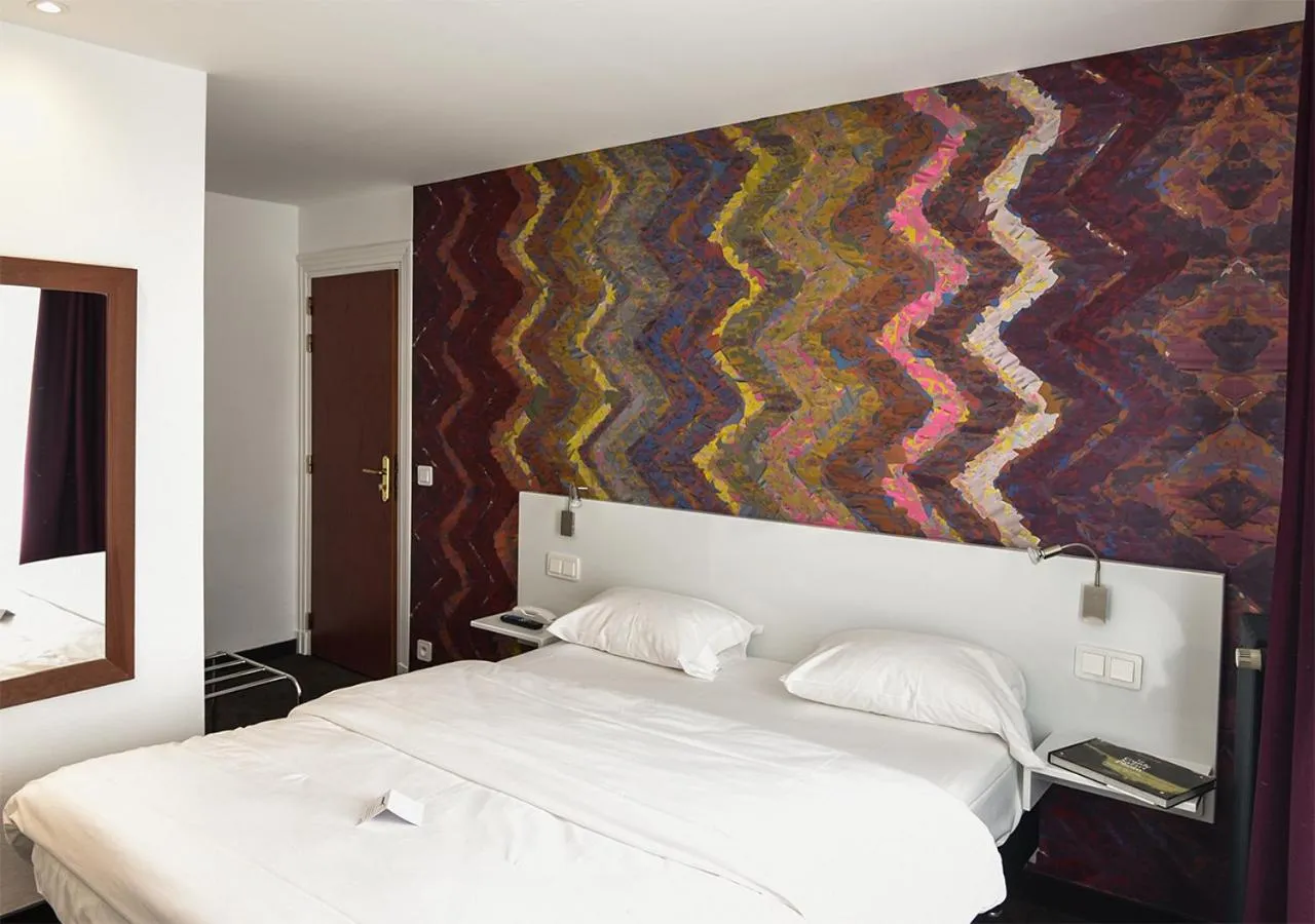 Bed in Hotel de Bordeaux