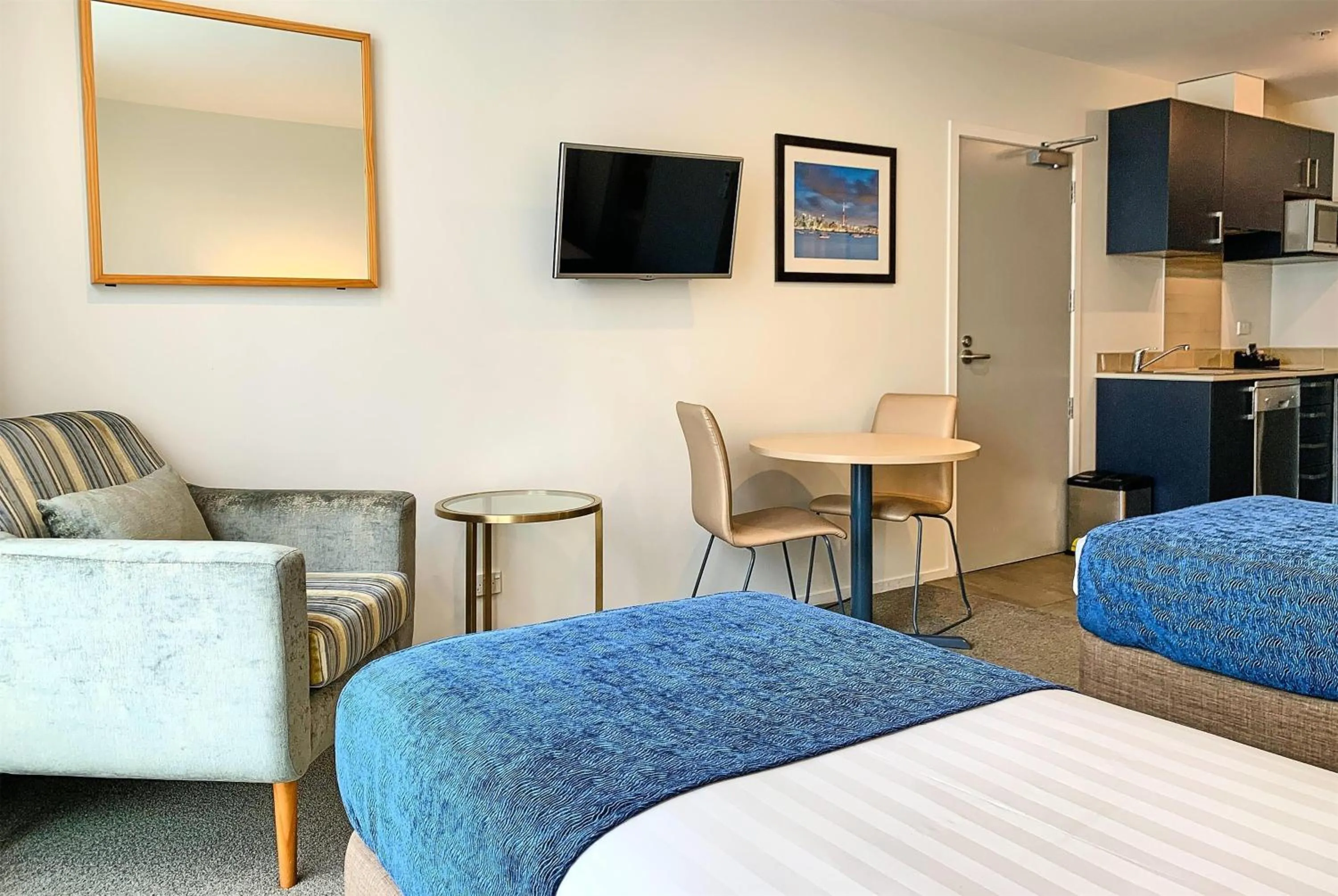 Photo of the whole room, Bed in Ramada Suites by Wyndham Albany