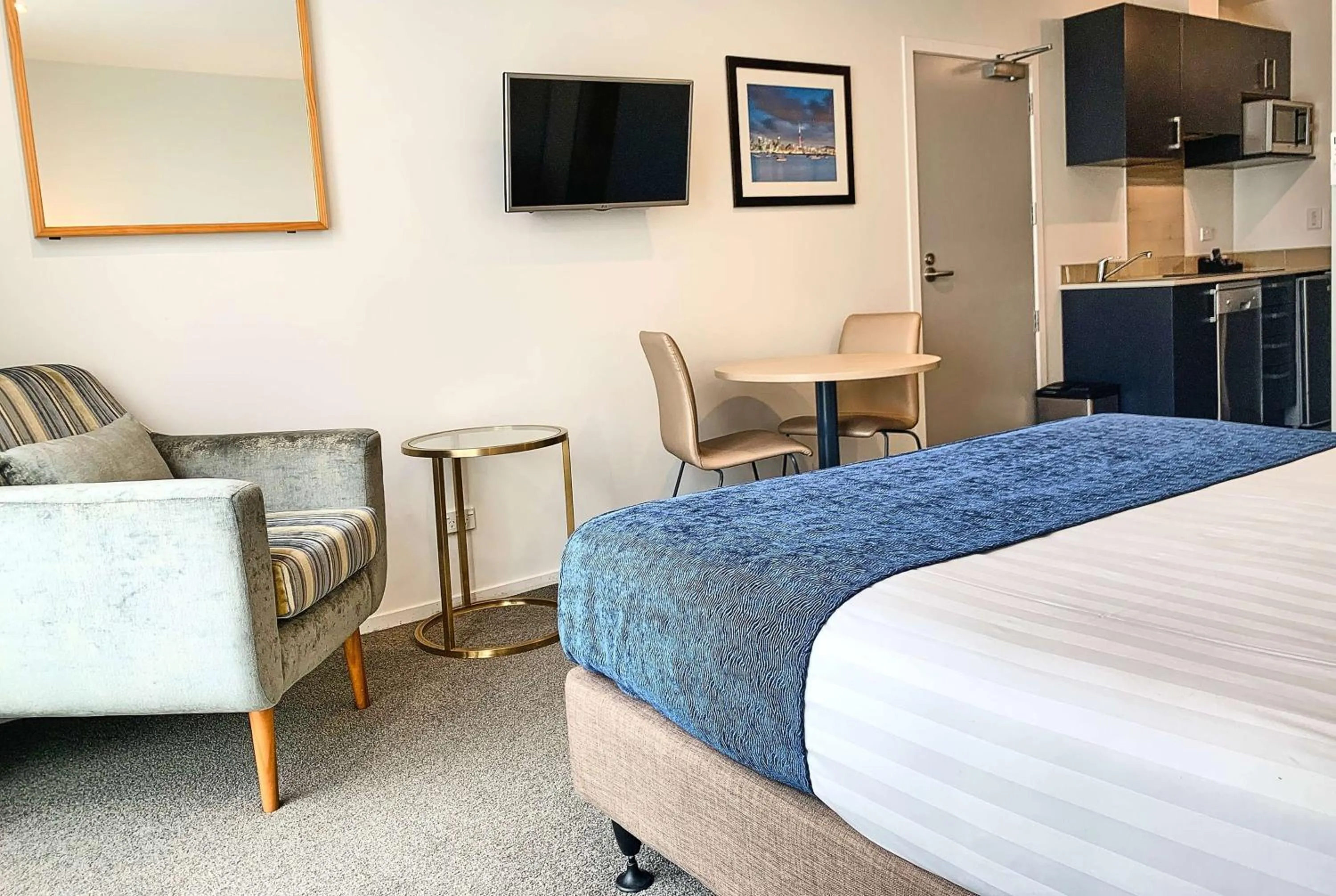 Photo of the whole room, Bed in Ramada Suites by Wyndham Albany