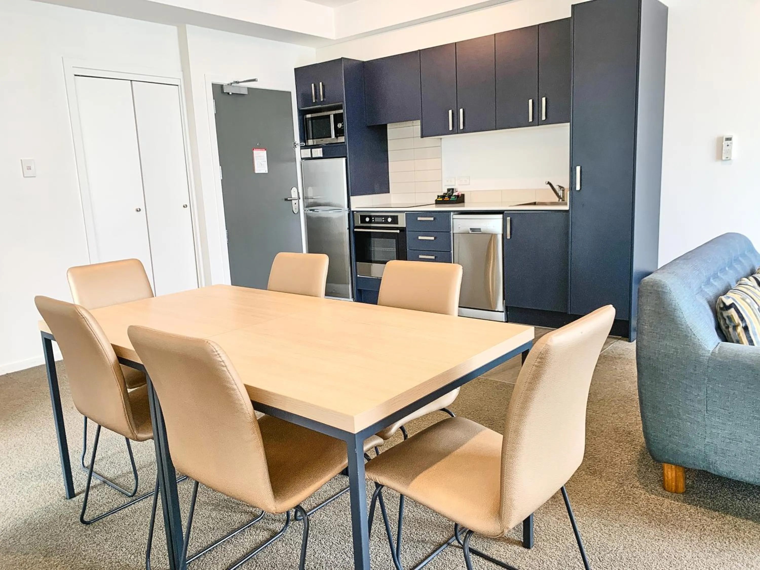 Dining area in Ramada Suites by Wyndham Albany