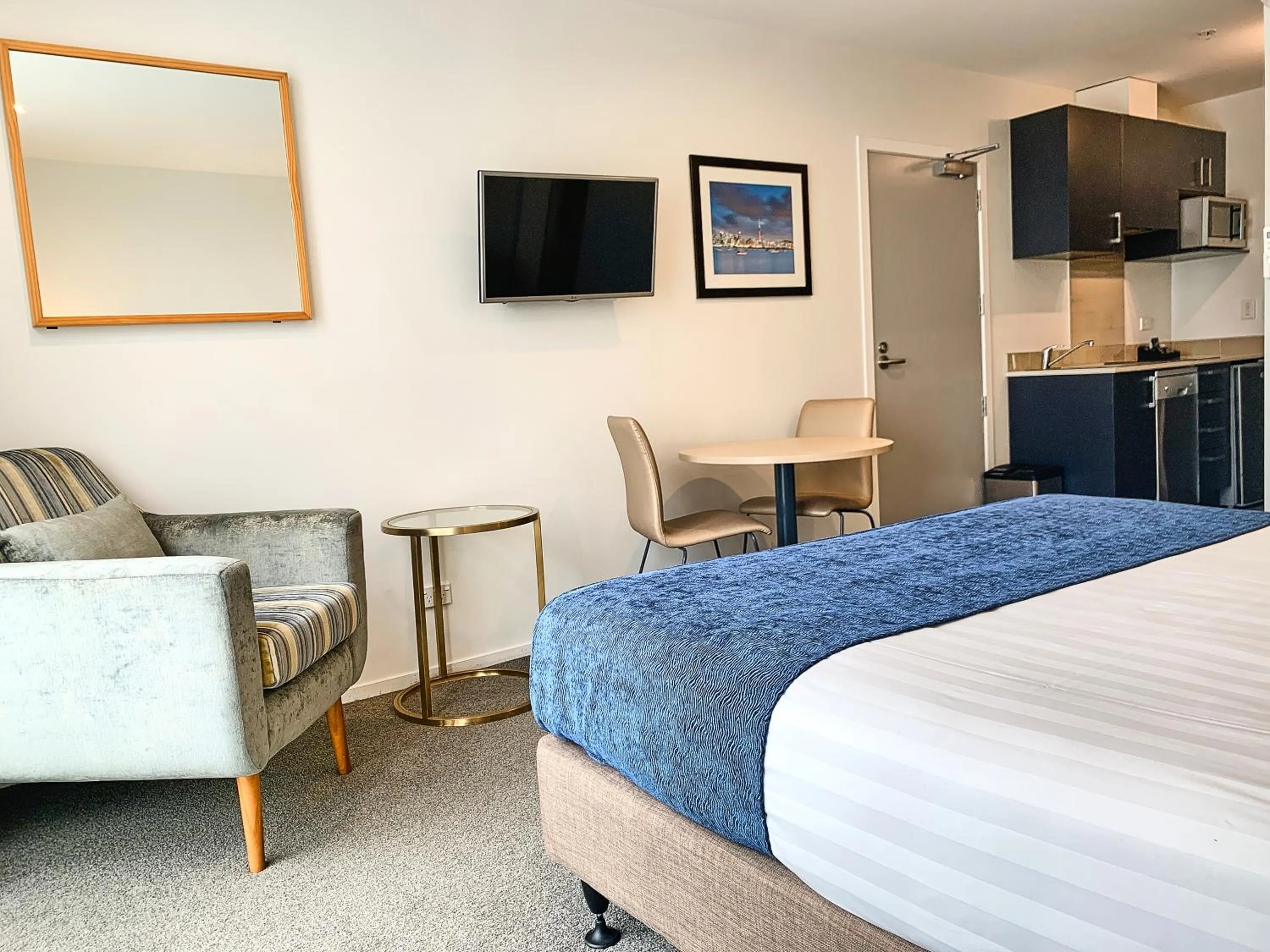 TV and multimedia, Bed in Ramada Suites by Wyndham Albany