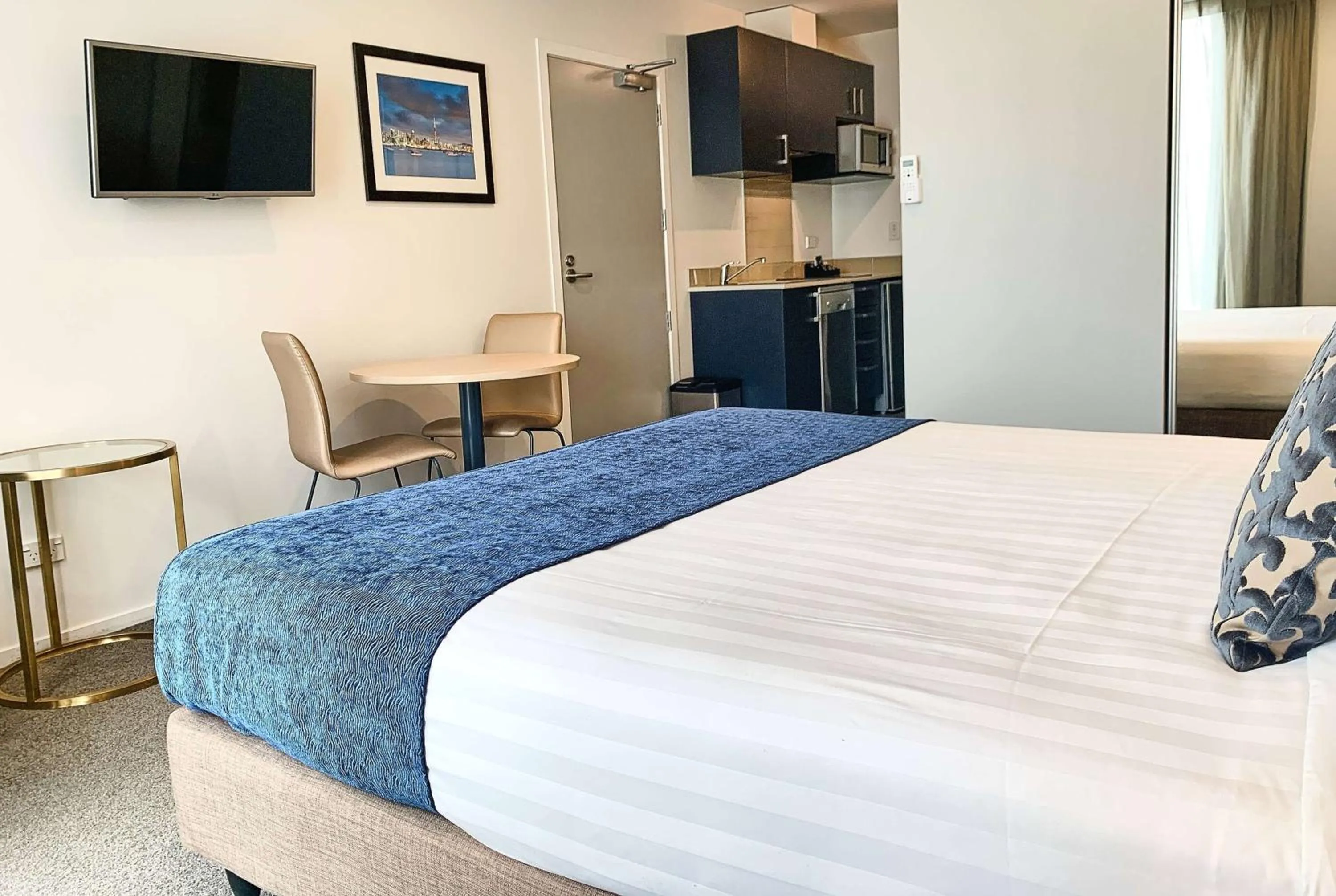 Photo of the whole room, Bed in Ramada Suites by Wyndham Albany