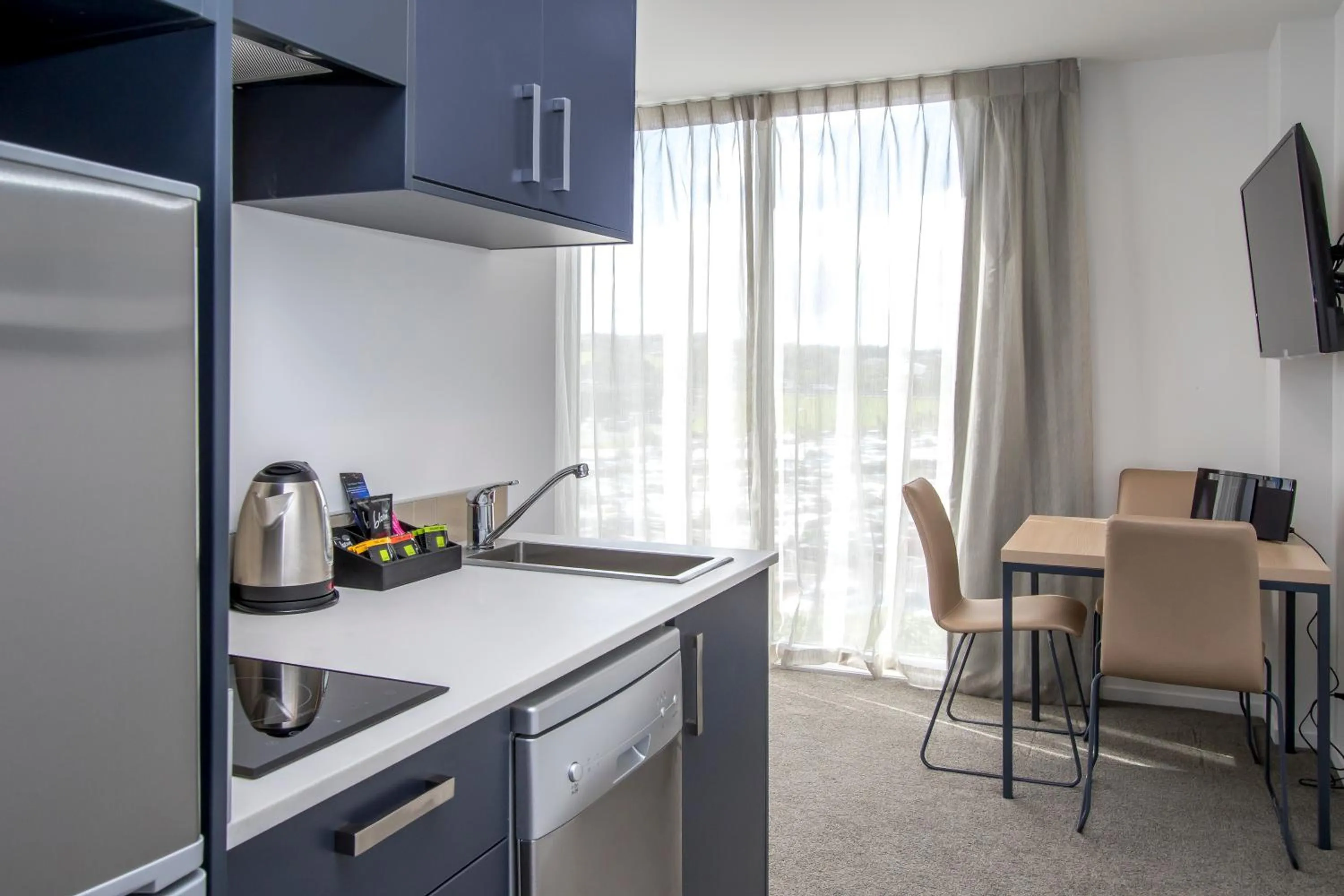 Coffee/tea facilities in Ramada Suites by Wyndham Albany