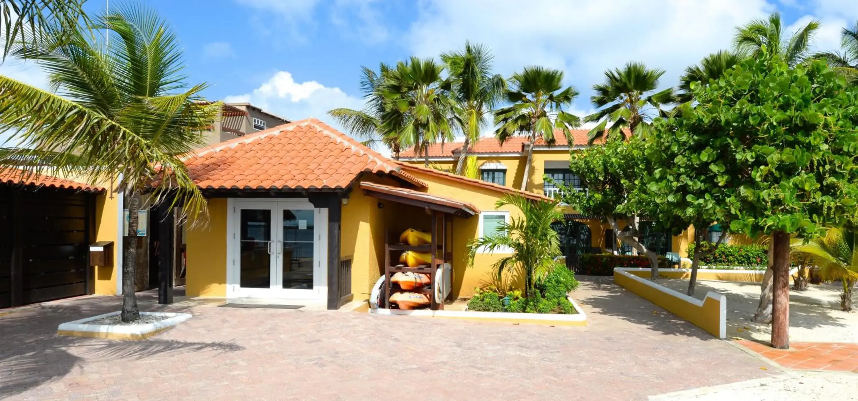 Property building in Harbour Village Beach Club Property building in Harbour Village Beach Club