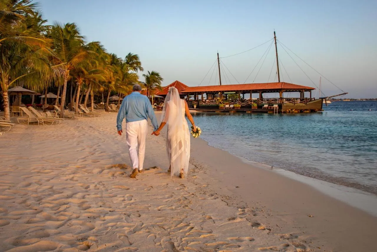 wedding in Harbour Village Beach Club