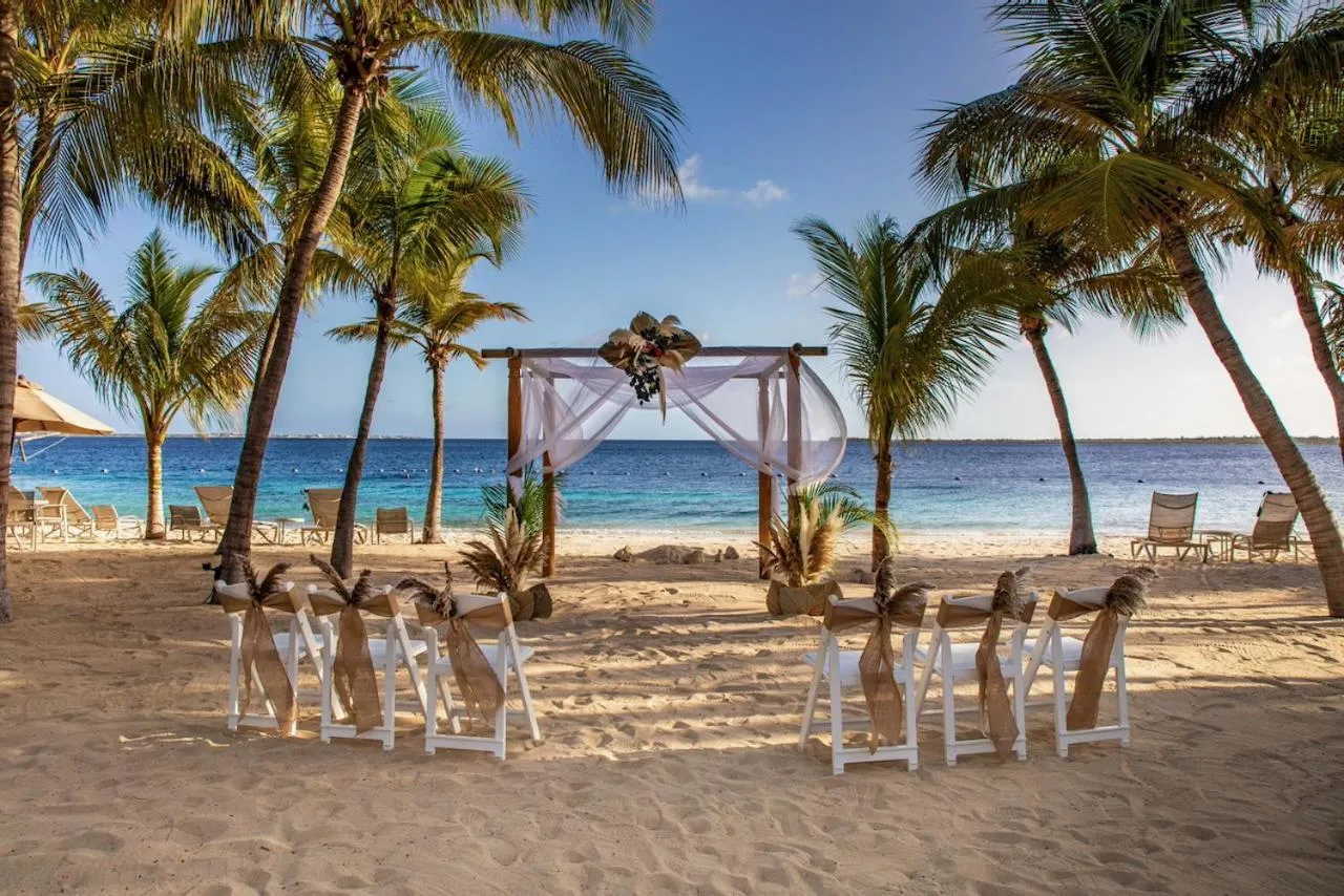 wedding in Harbour Village Beach Club