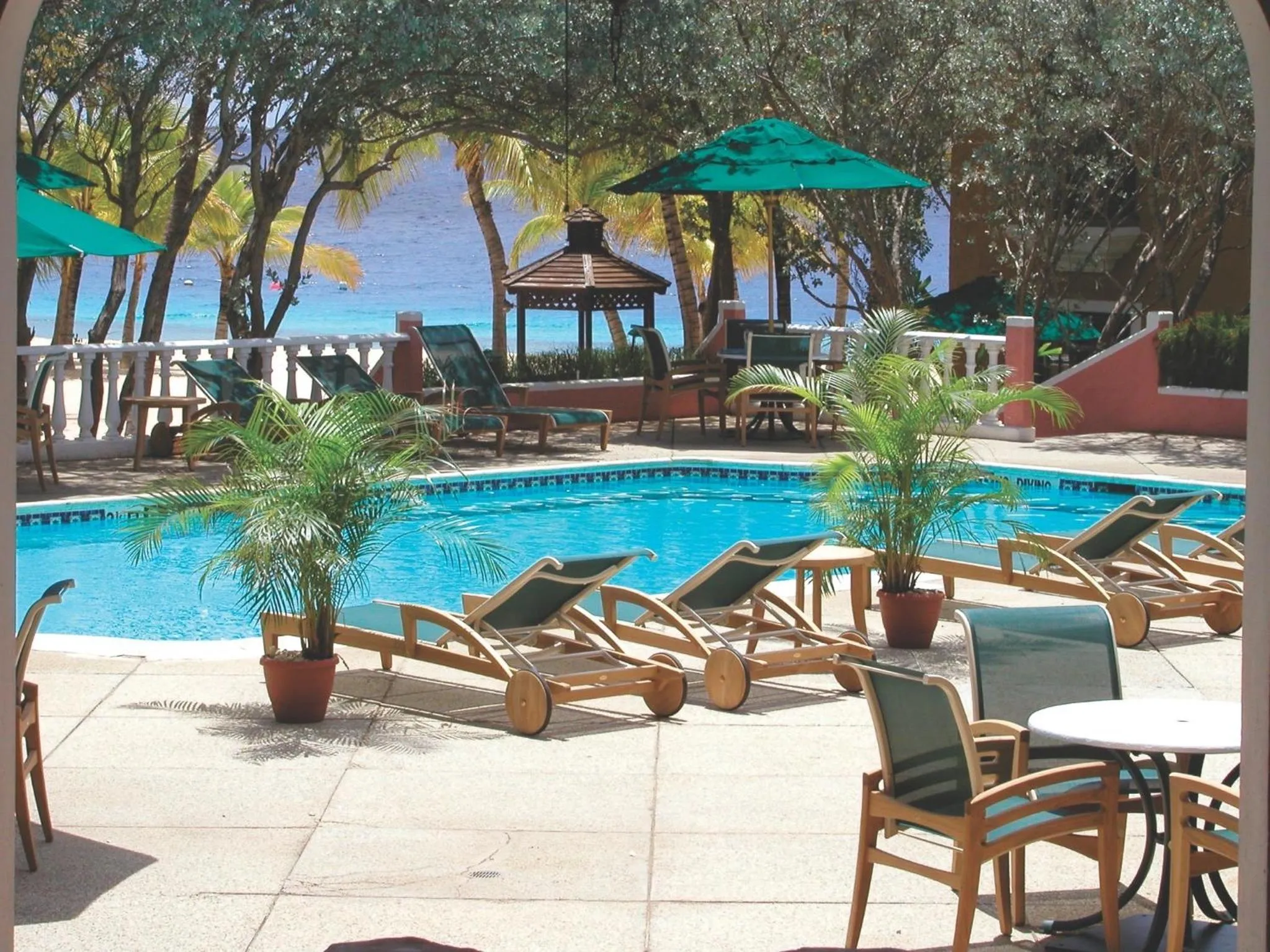 Swimming pool in Harbour Village Beach Club