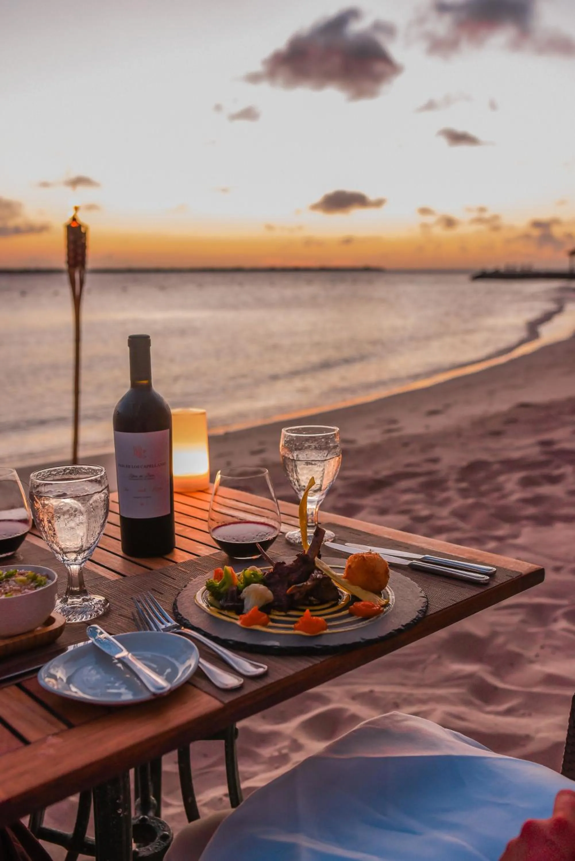 Restaurant/places to eat in Harbour Village Beach Club