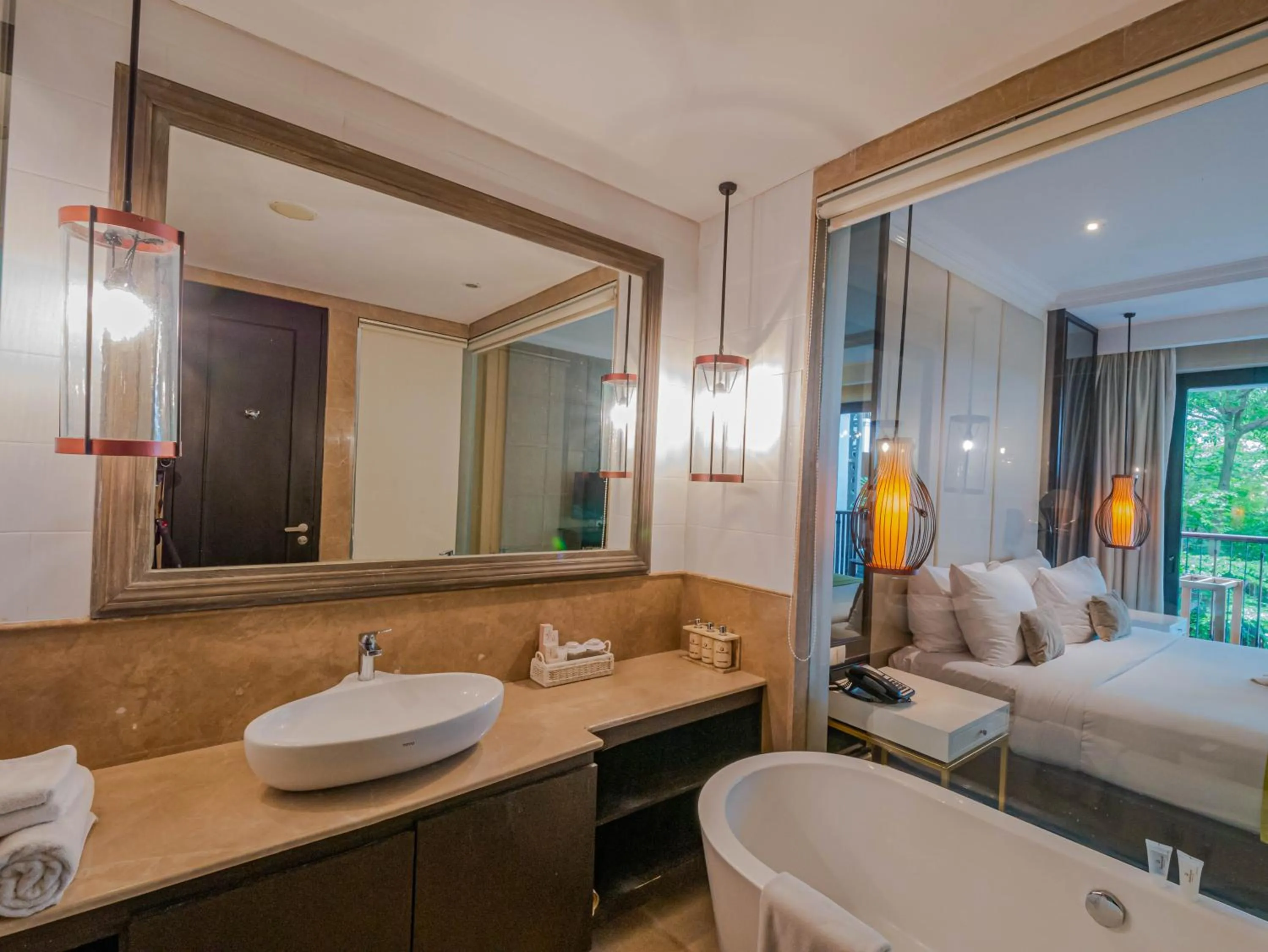 Bathroom, Bed in Jambuluwuk Oceano Seminyak Hotel