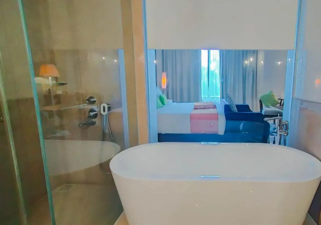 Bathroom, Bed in Jambuluwuk Oceano Seminyak Hotel