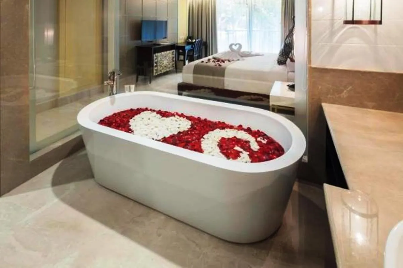 Bathroom, Bed in Jambuluwuk Oceano Seminyak Hotel