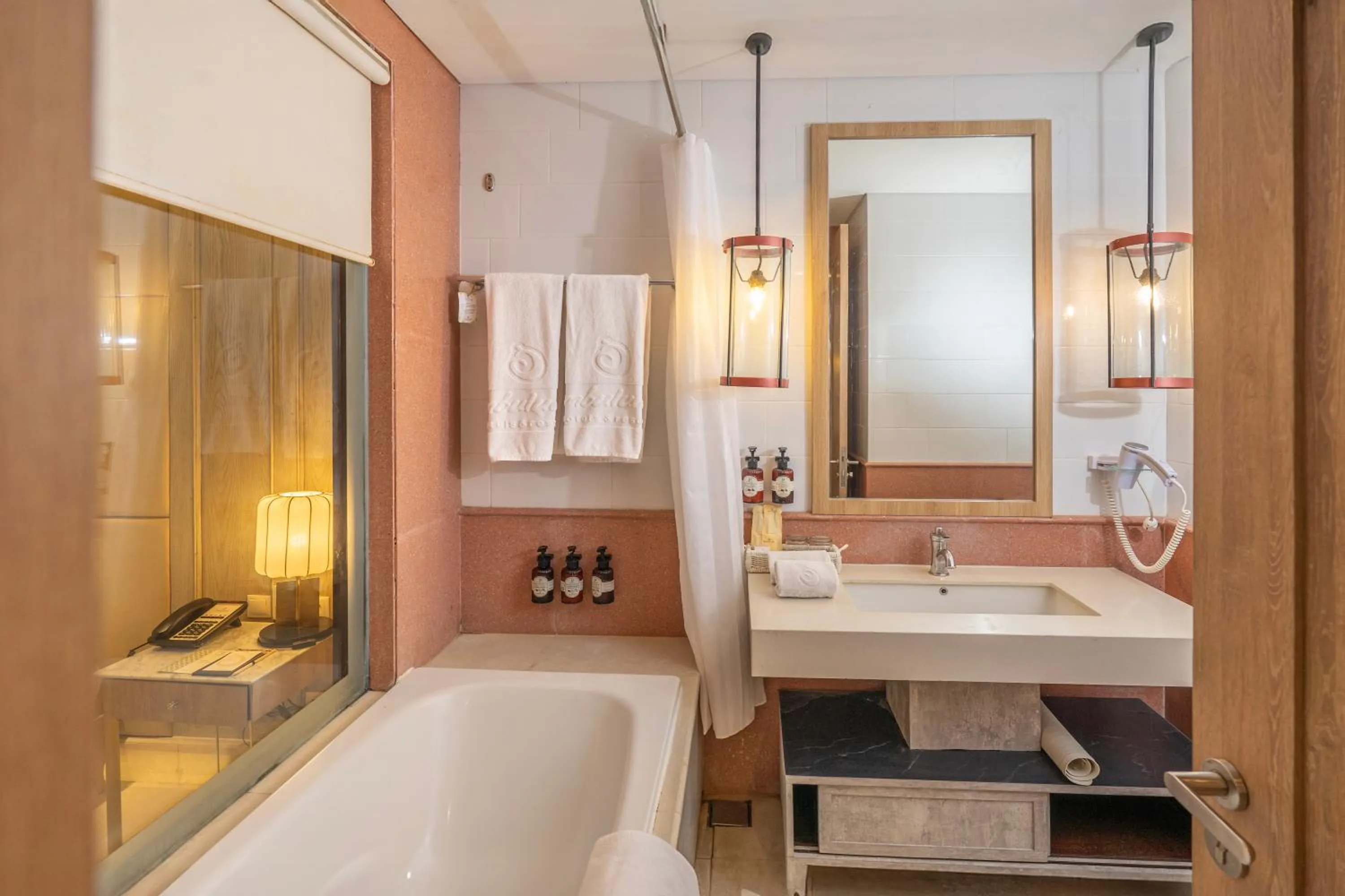 Bathroom, Bed in Jambuluwuk Oceano Seminyak Hotel