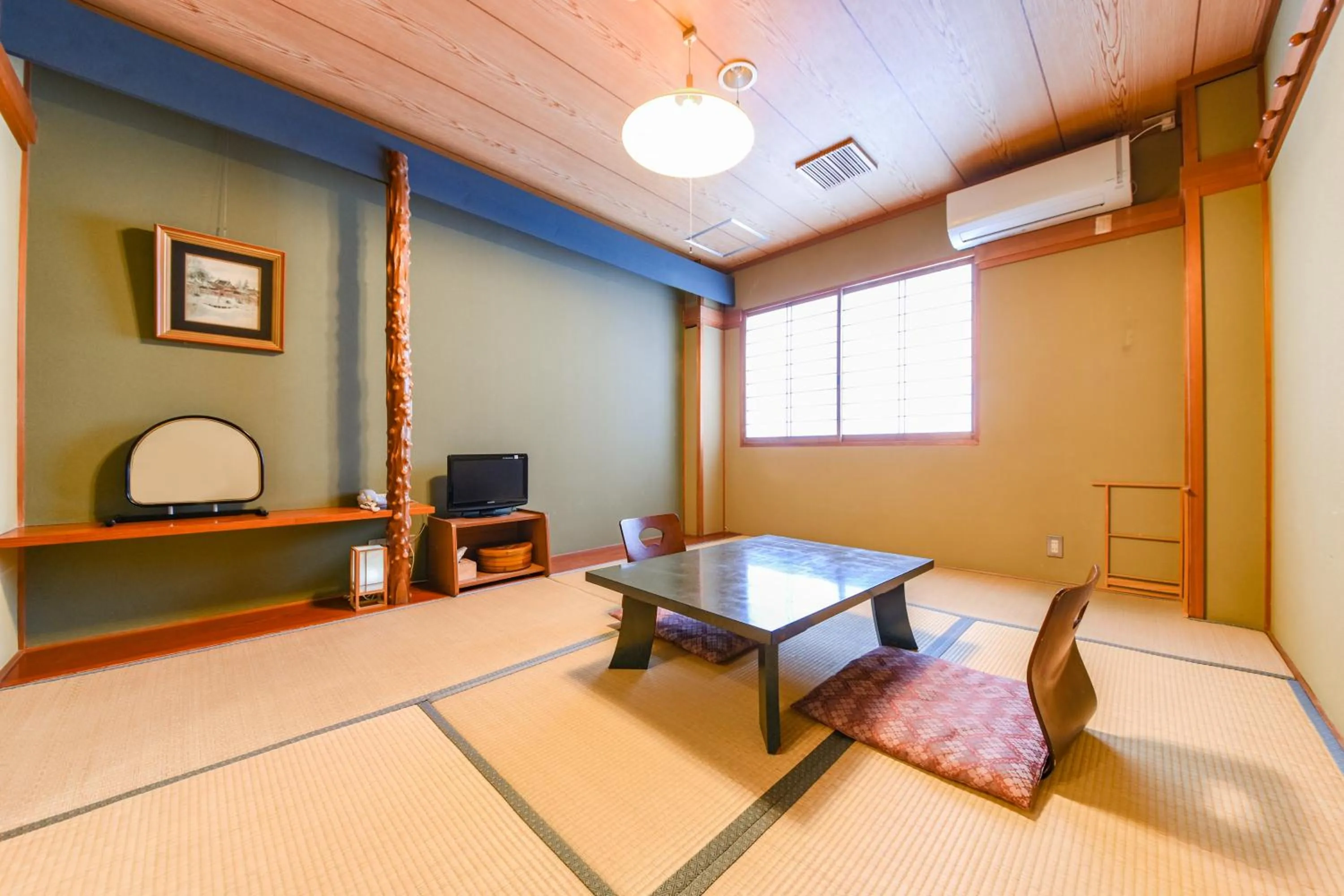 Photo of the whole room in Ryokan Marue Honkan