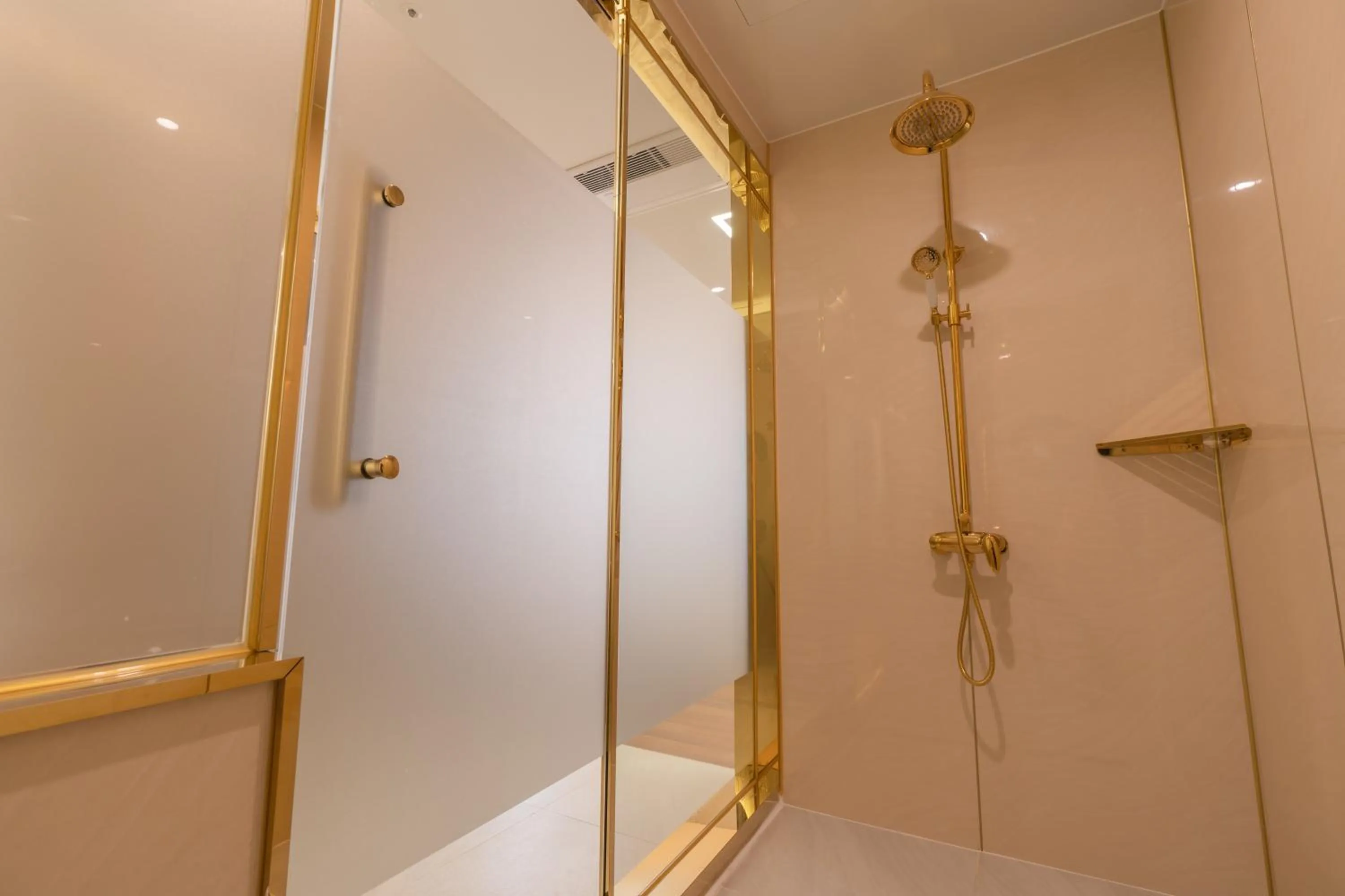Shower in Denbasta Central Hotel Seomyeon