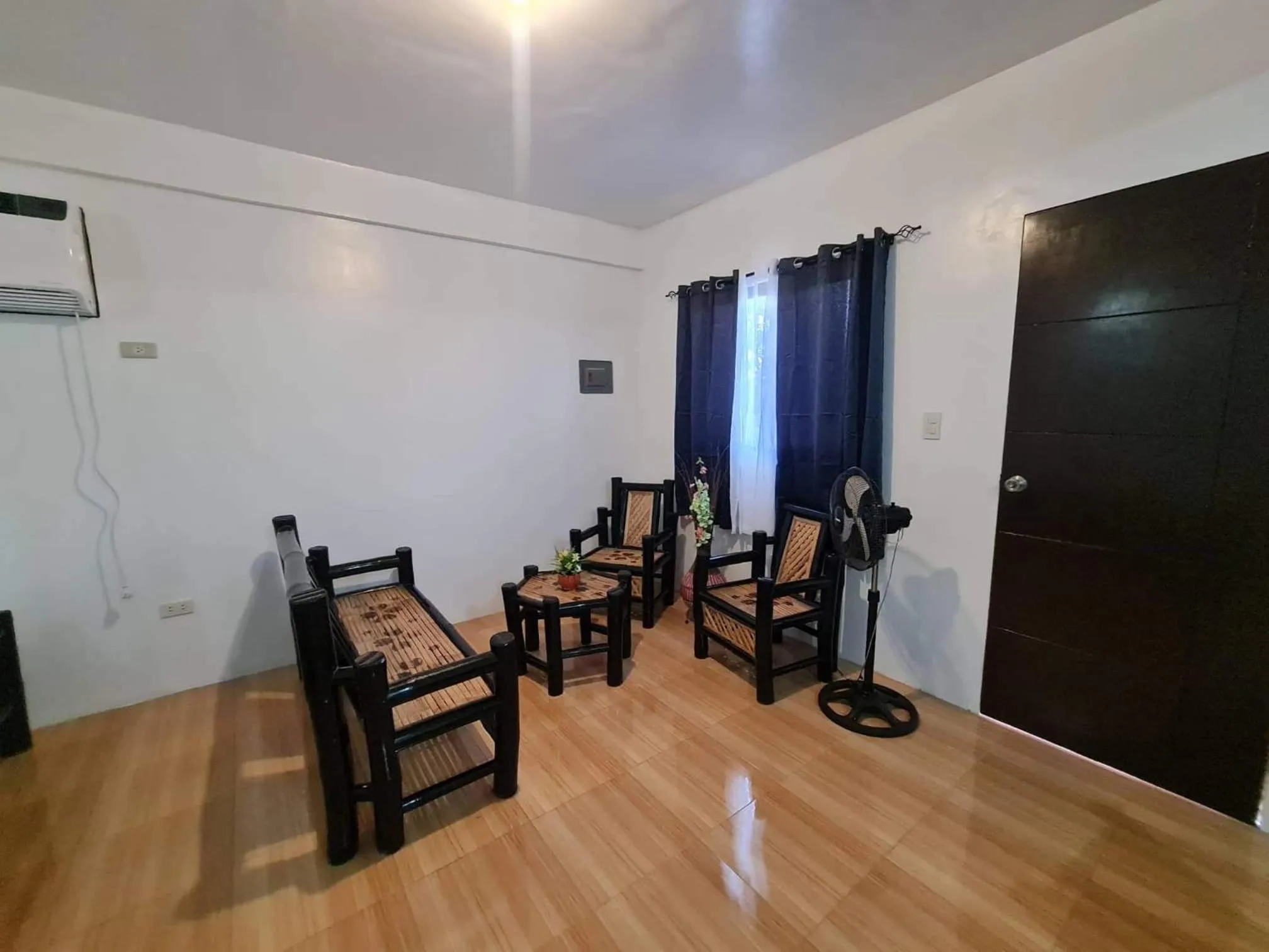 Living room in Alona's Traditional Filipino Home near 100 Islands Wharf