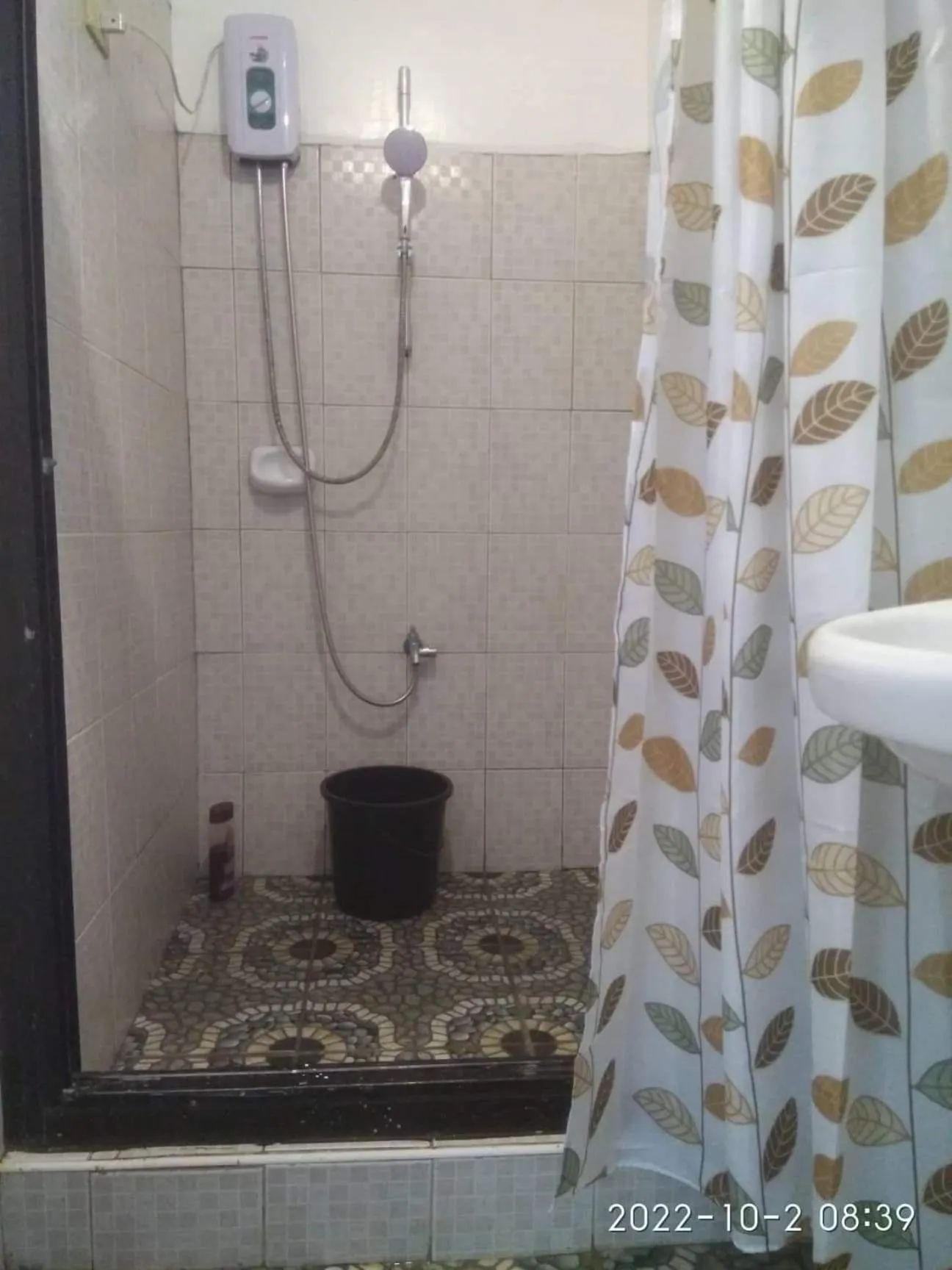 Bathroom in Alona's Traditional Filipino Home near 100 Islands Wharf