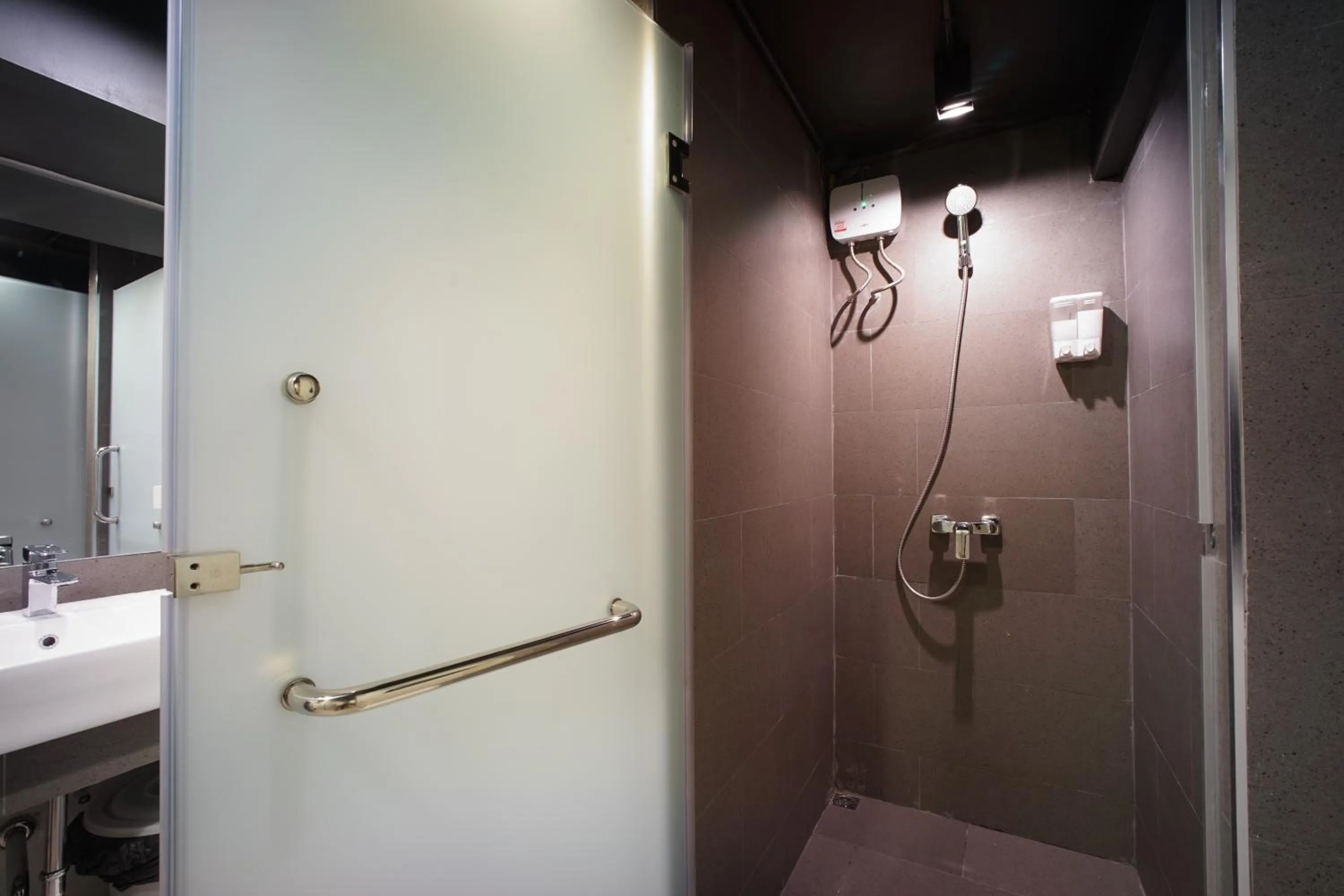 Shower in BRB Hostel Bangkok Silom