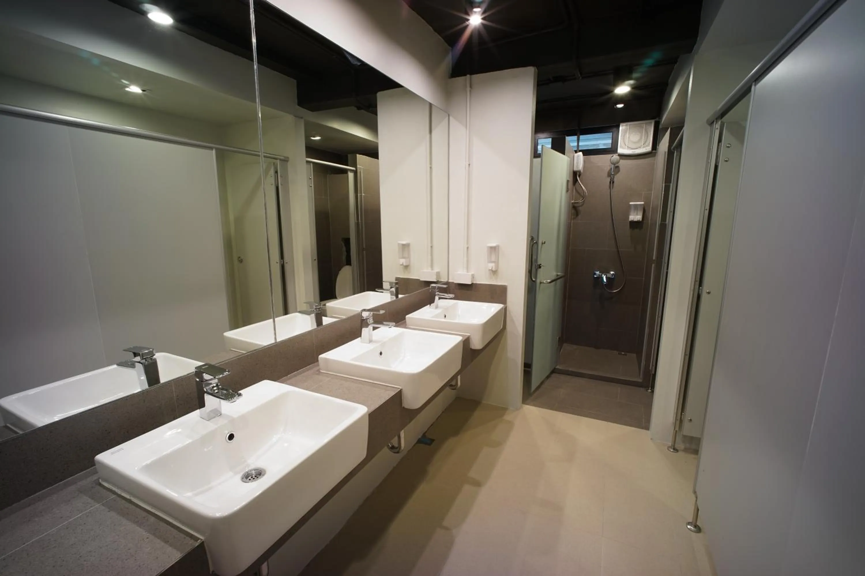 Shower in BRB Hostel Bangkok Silom