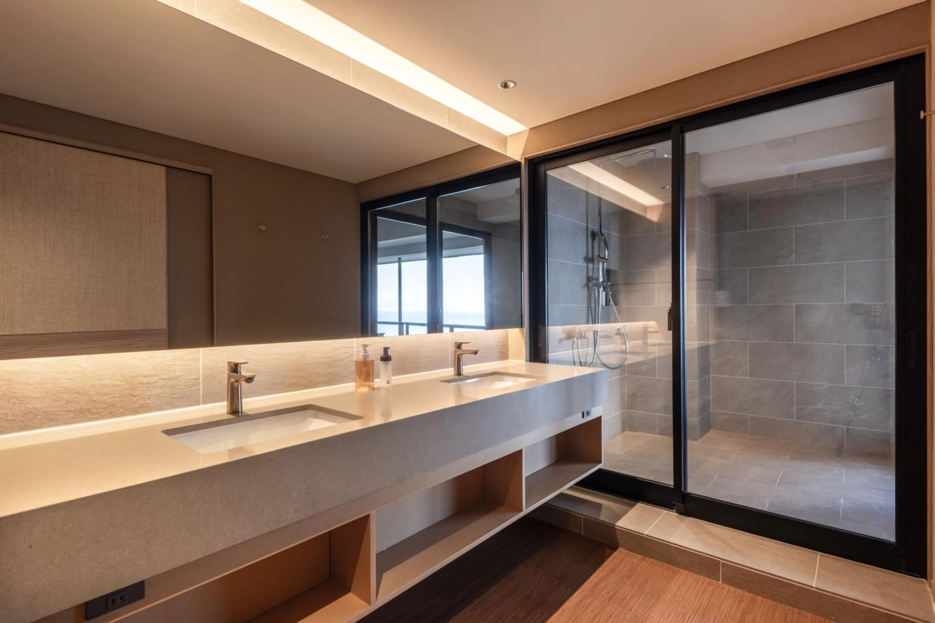 Shower in IZU RETREAT by Onko Chishin