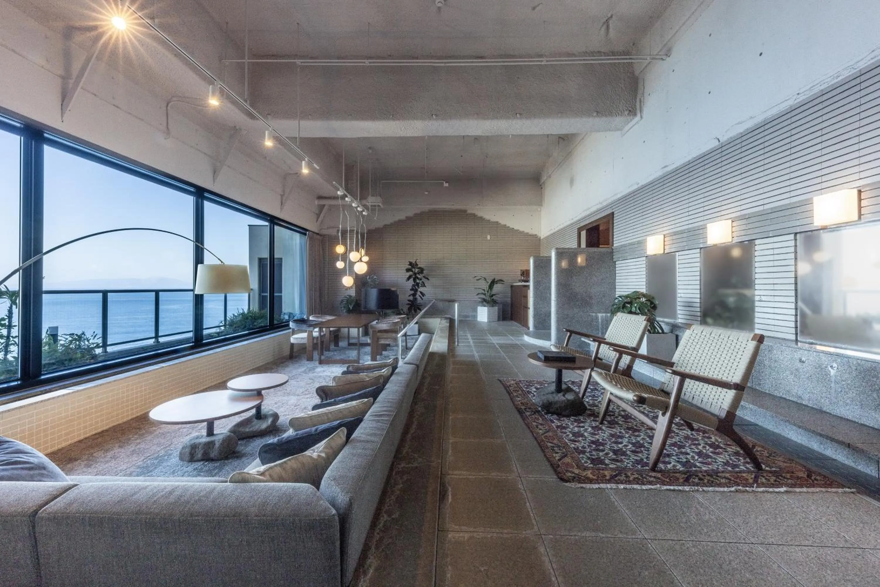 Photo of the whole room in IZU RETREAT by Onko Chishin