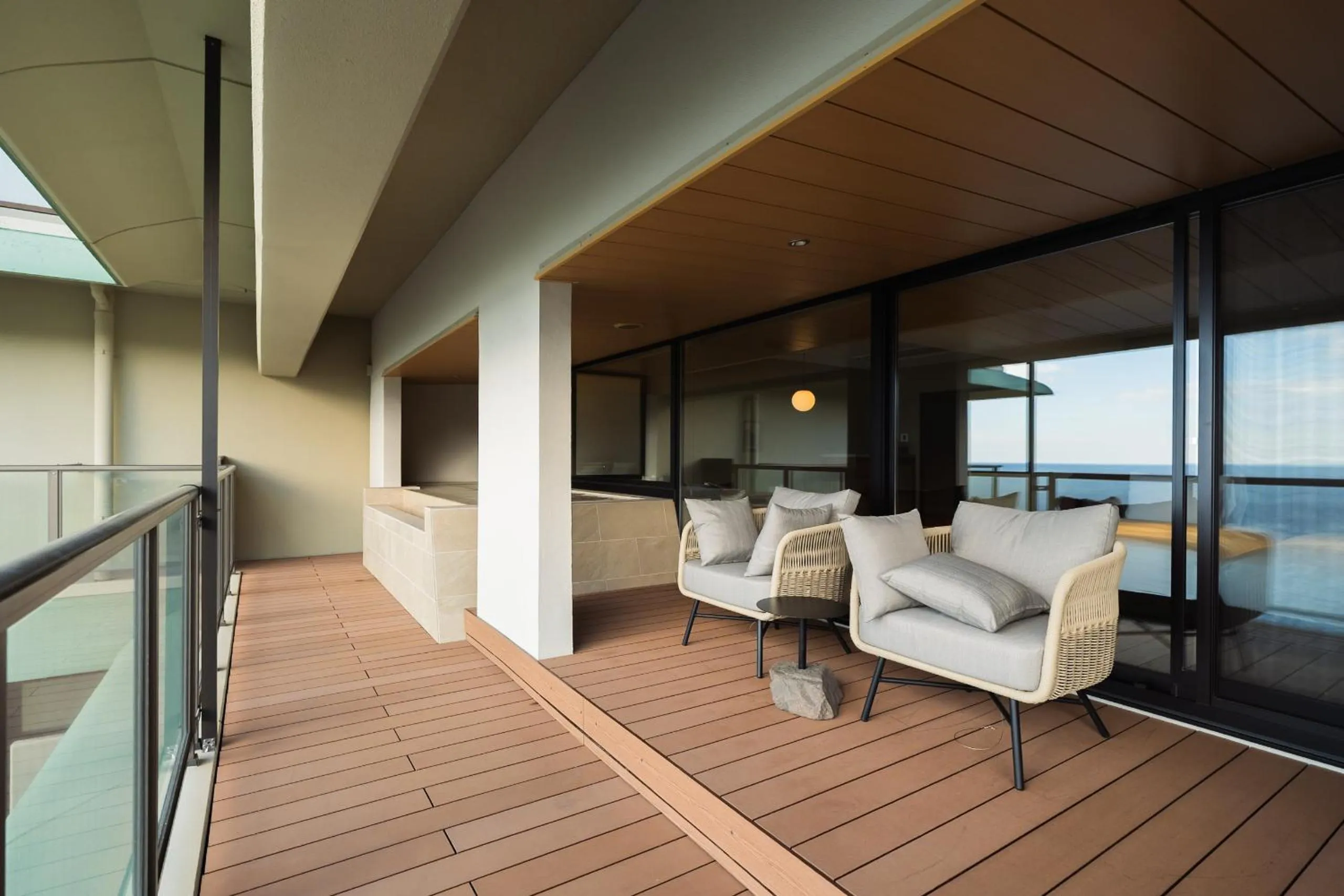 Balcony/Terrace in IZU RETREAT by Onko Chishin