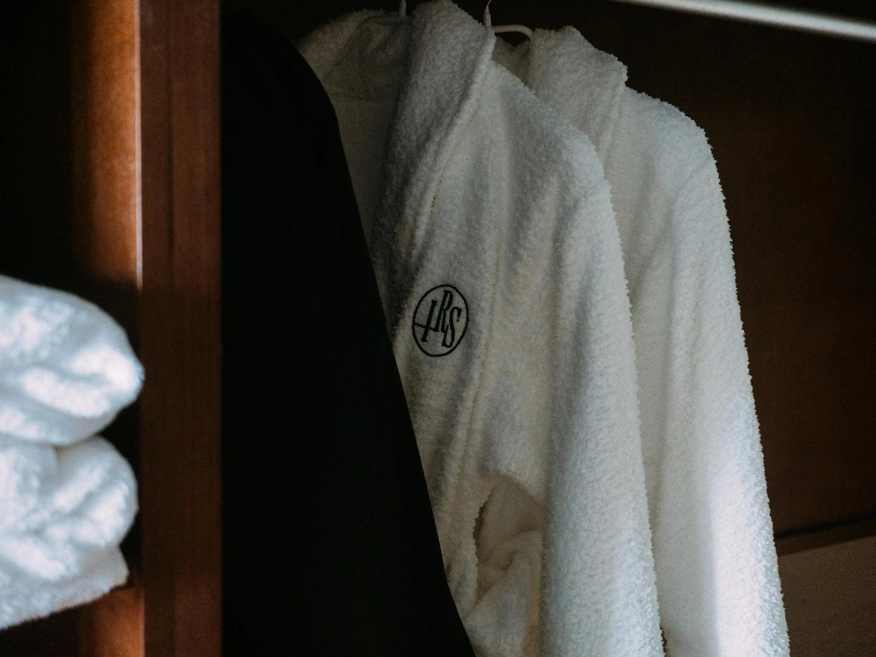 Photo of the whole room in IZU RETREAT by Onko Chishin