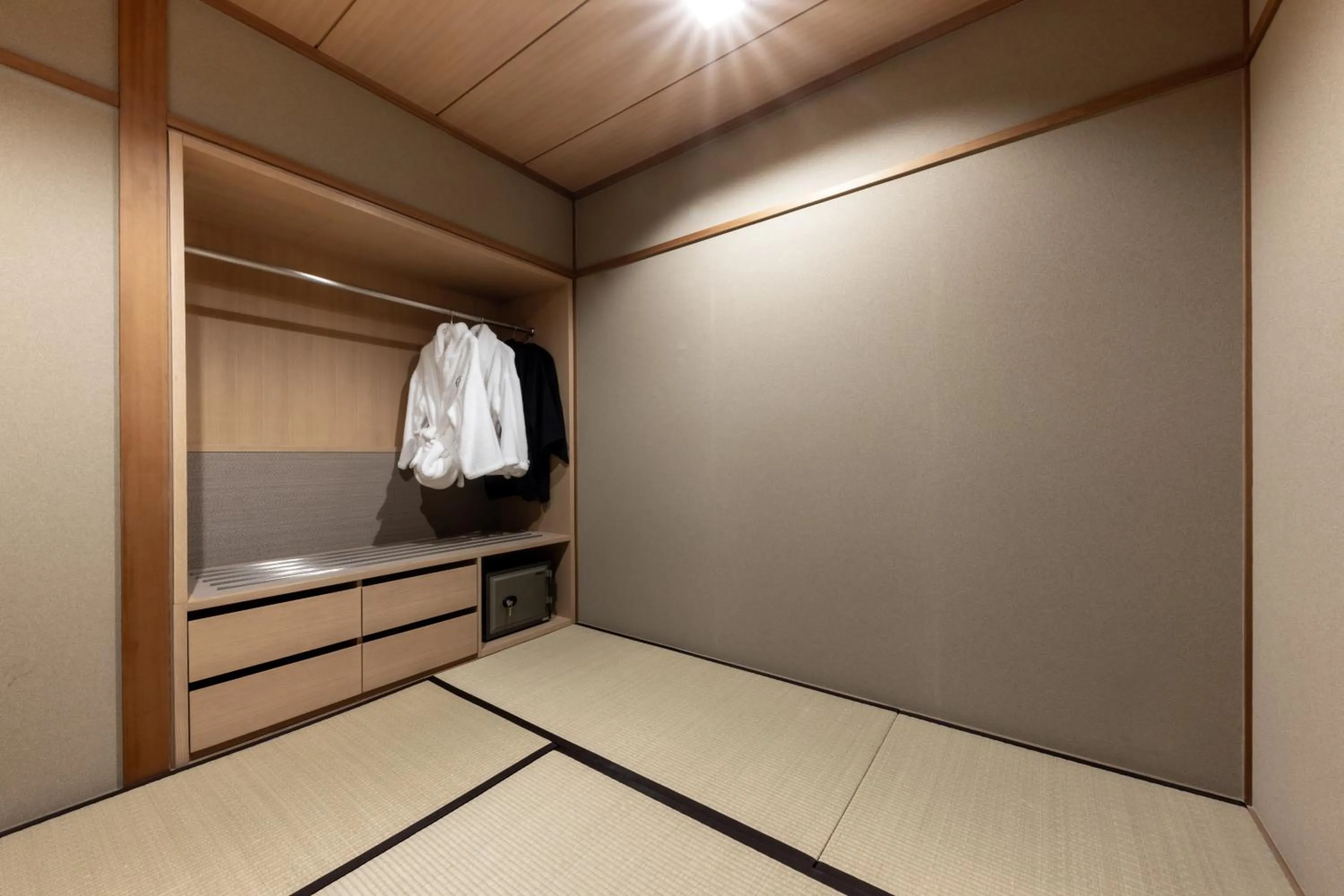 Area and facilities in IZU RETREAT by Onko Chishin