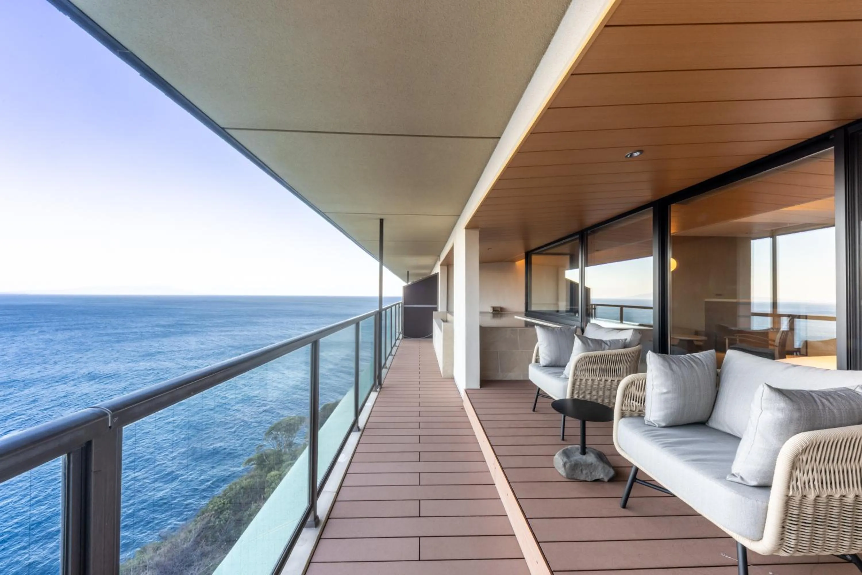 Balcony/Terrace in IZU RETREAT by Onko Chishin