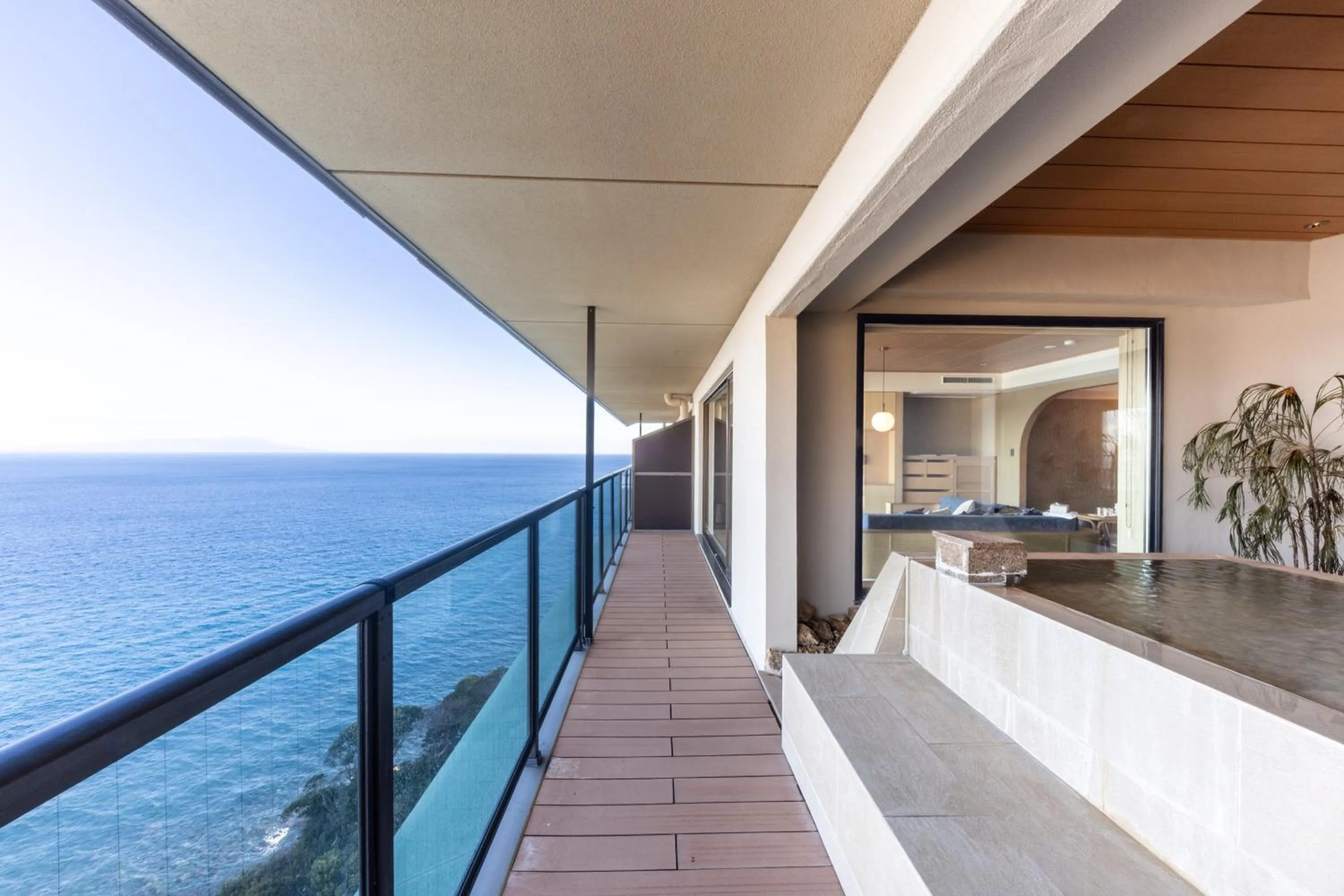 Balcony/Terrace in IZU RETREAT by Onko Chishin