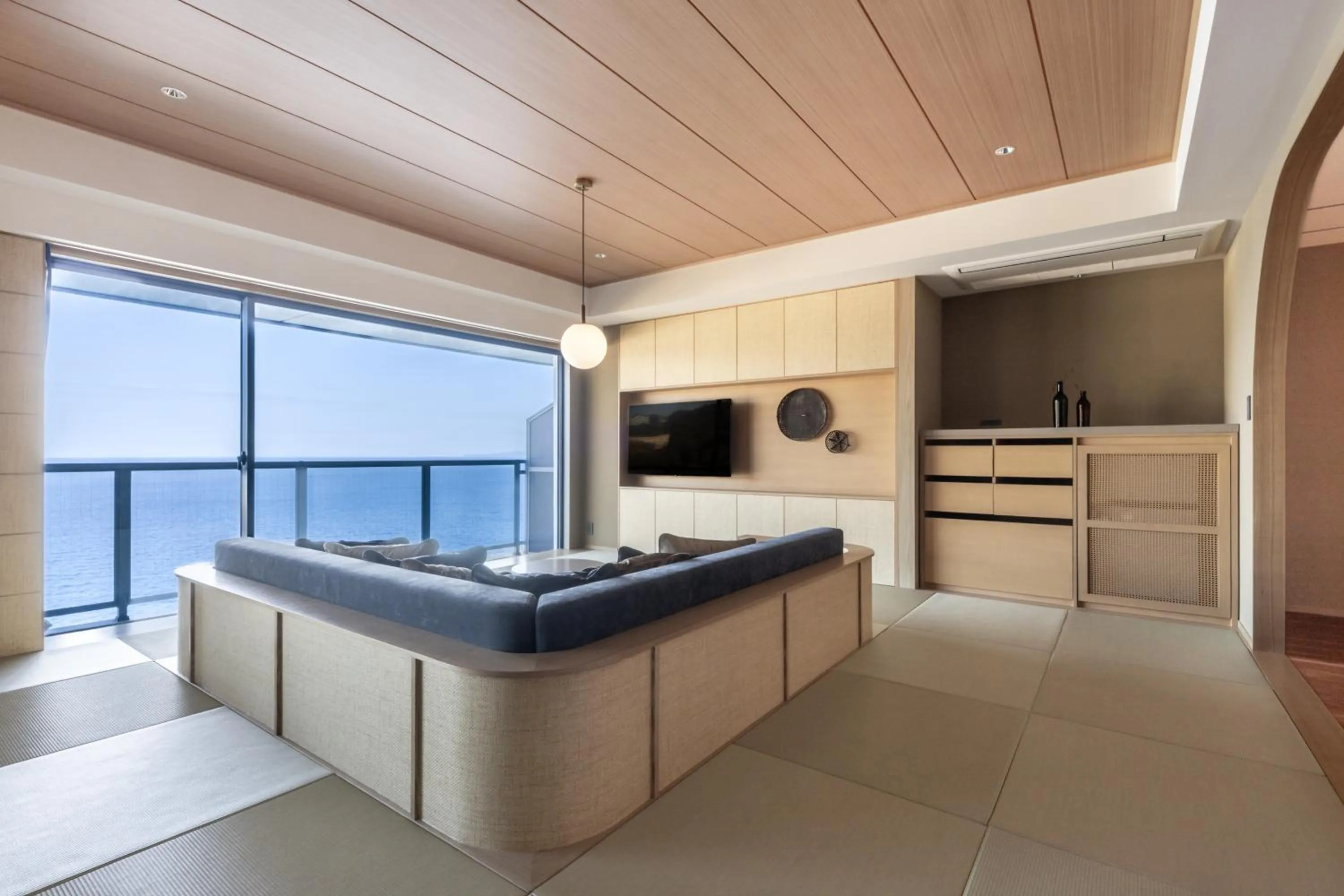 Seating area in IZU RETREAT by Onko Chishin