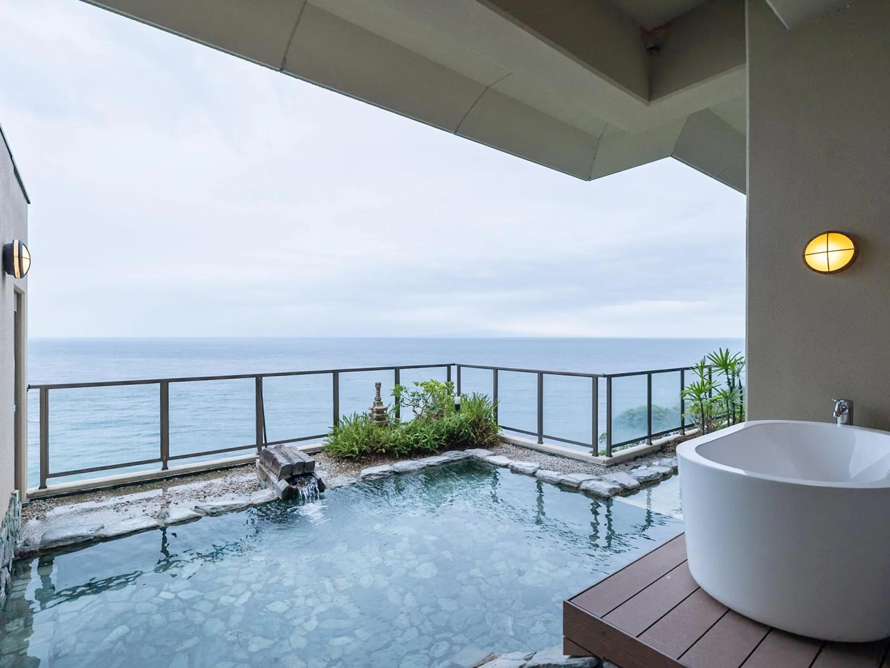 Open Air Bath in IZU RETREAT by Onko Chishin
