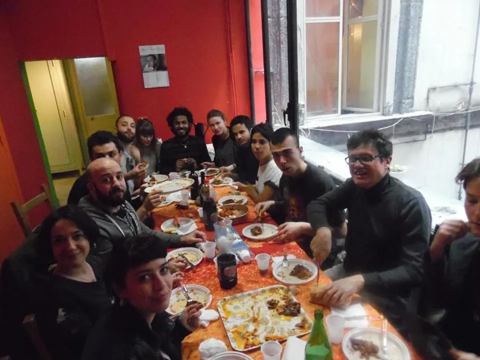 Communal kitchen in Naples Pizza Hostel